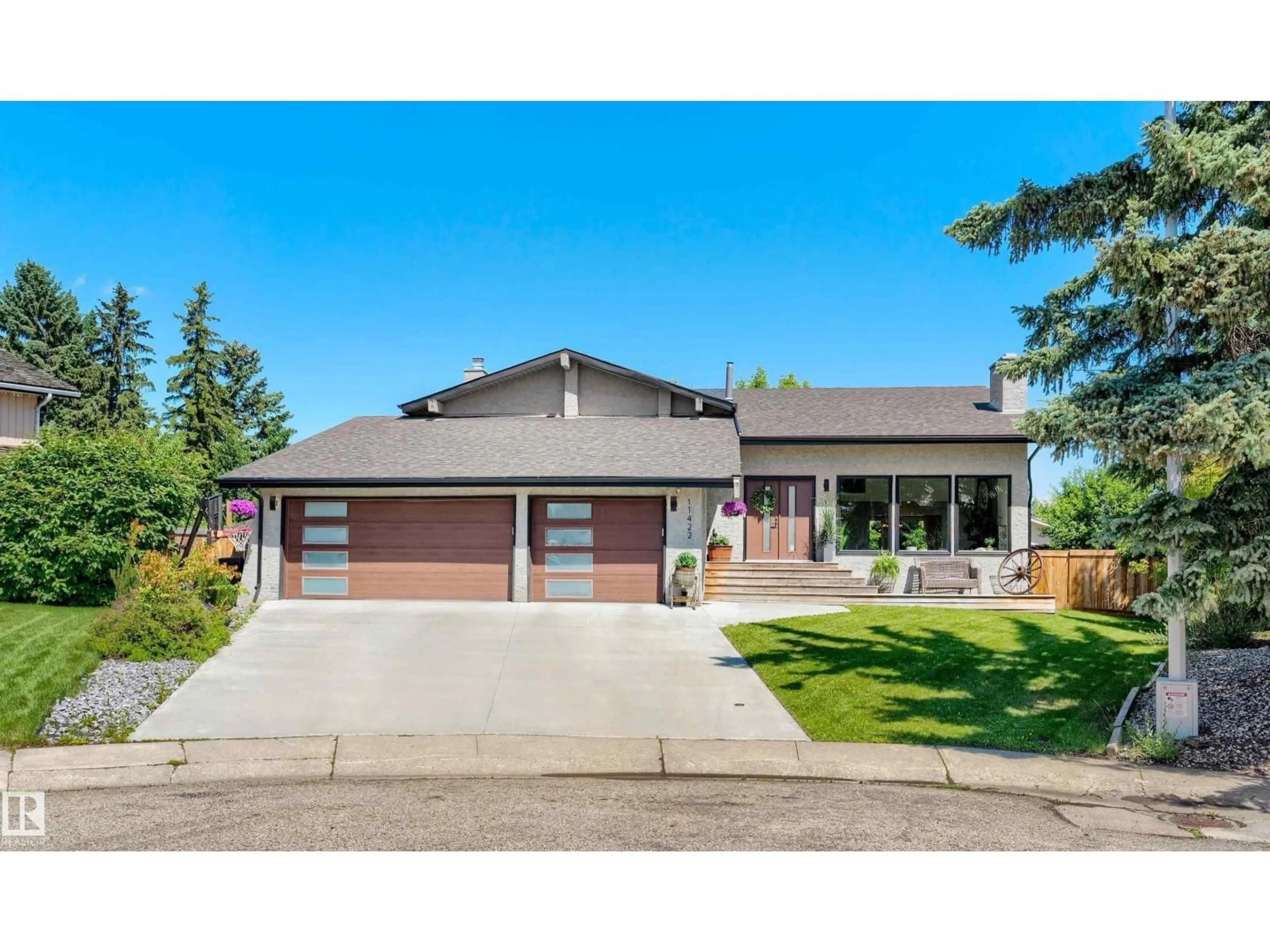 Home with vinyl exterior material, street for 11422 32 AV, Edmonton Alberta T6J3H5