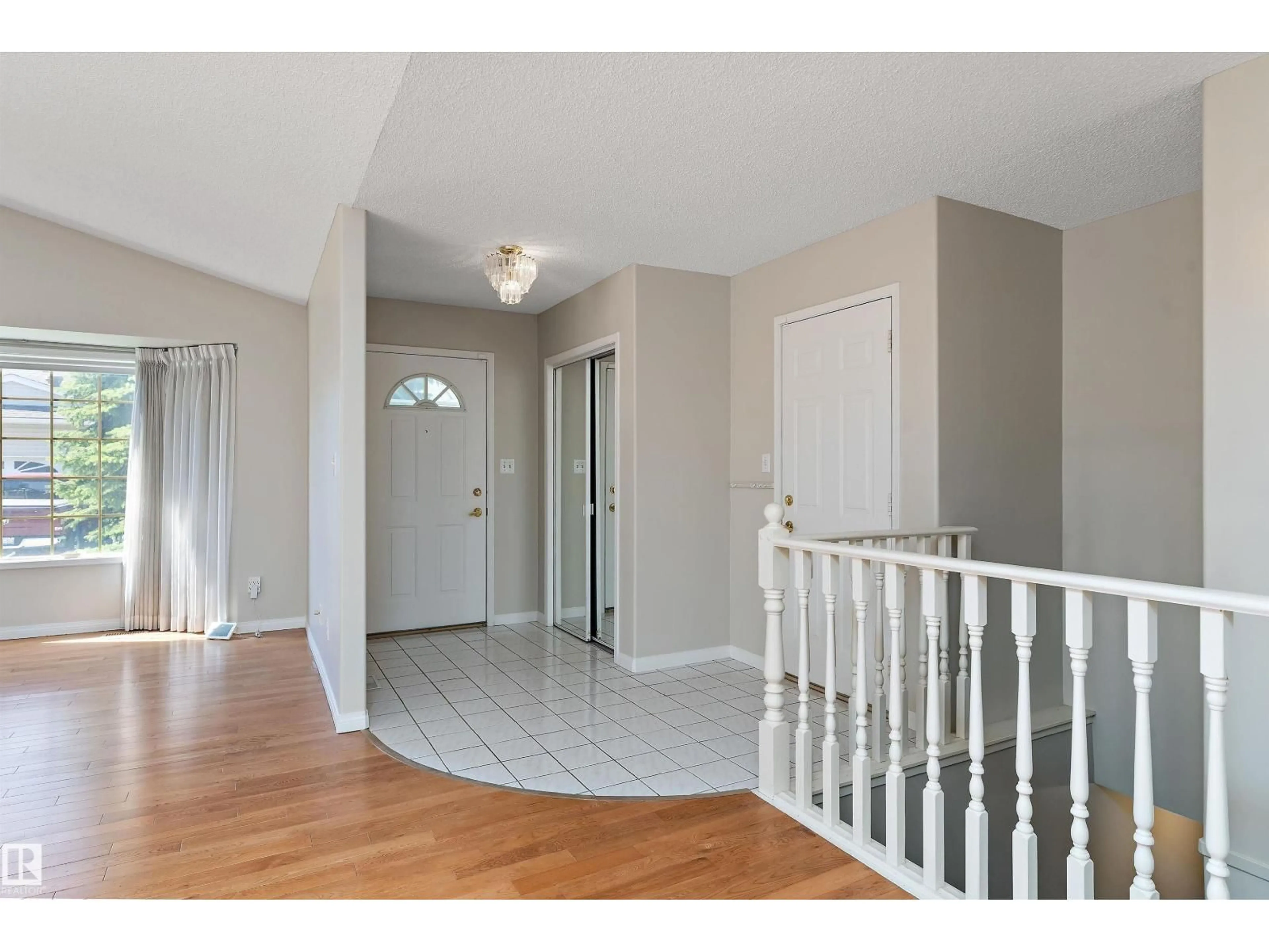 Indoor entryway for 933 YOUVILLE DR W NW, Edmonton Alberta T6L6T2