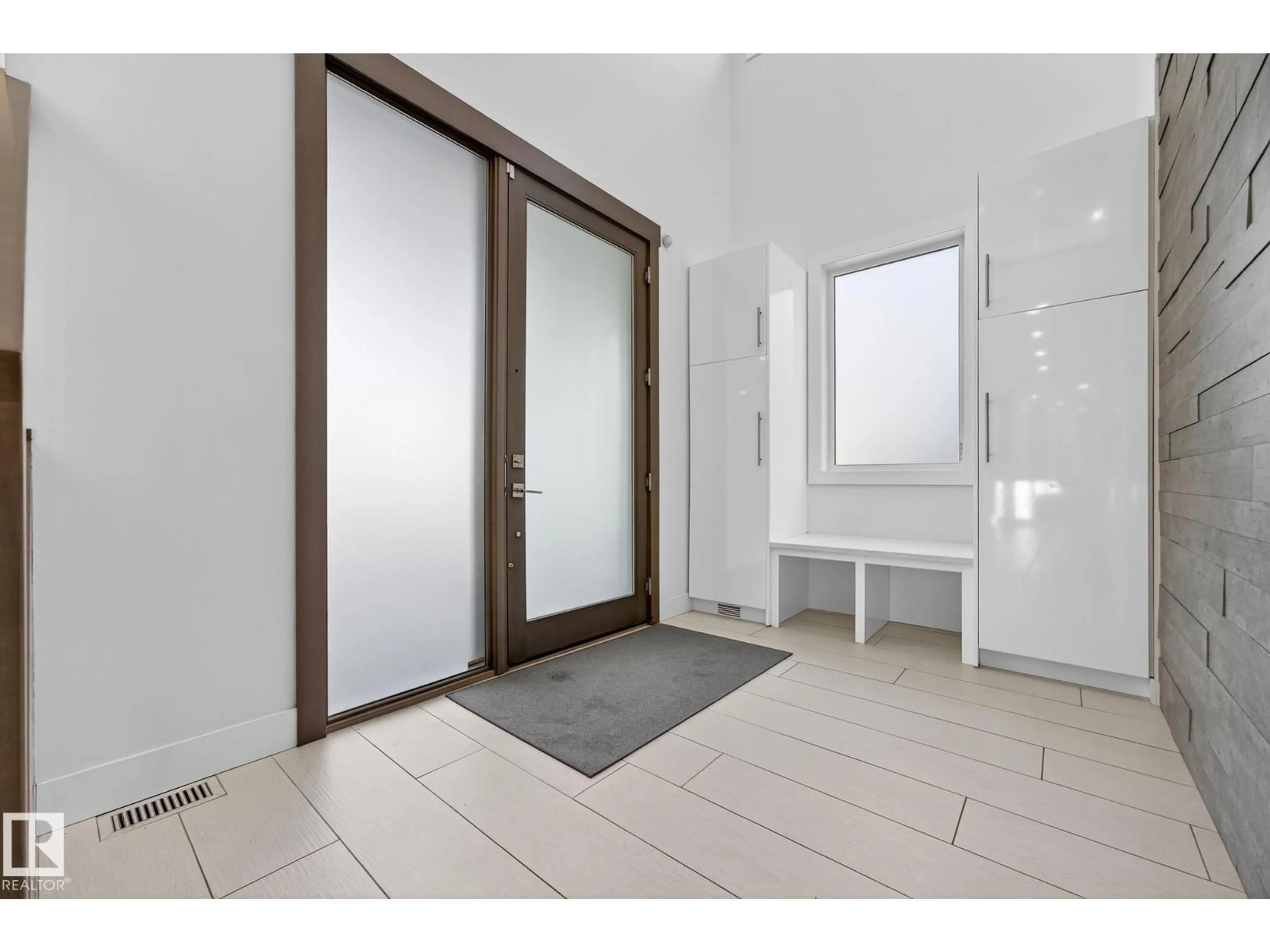 Indoor entryway for 14643 92A AV, Edmonton Alberta T5R5E5