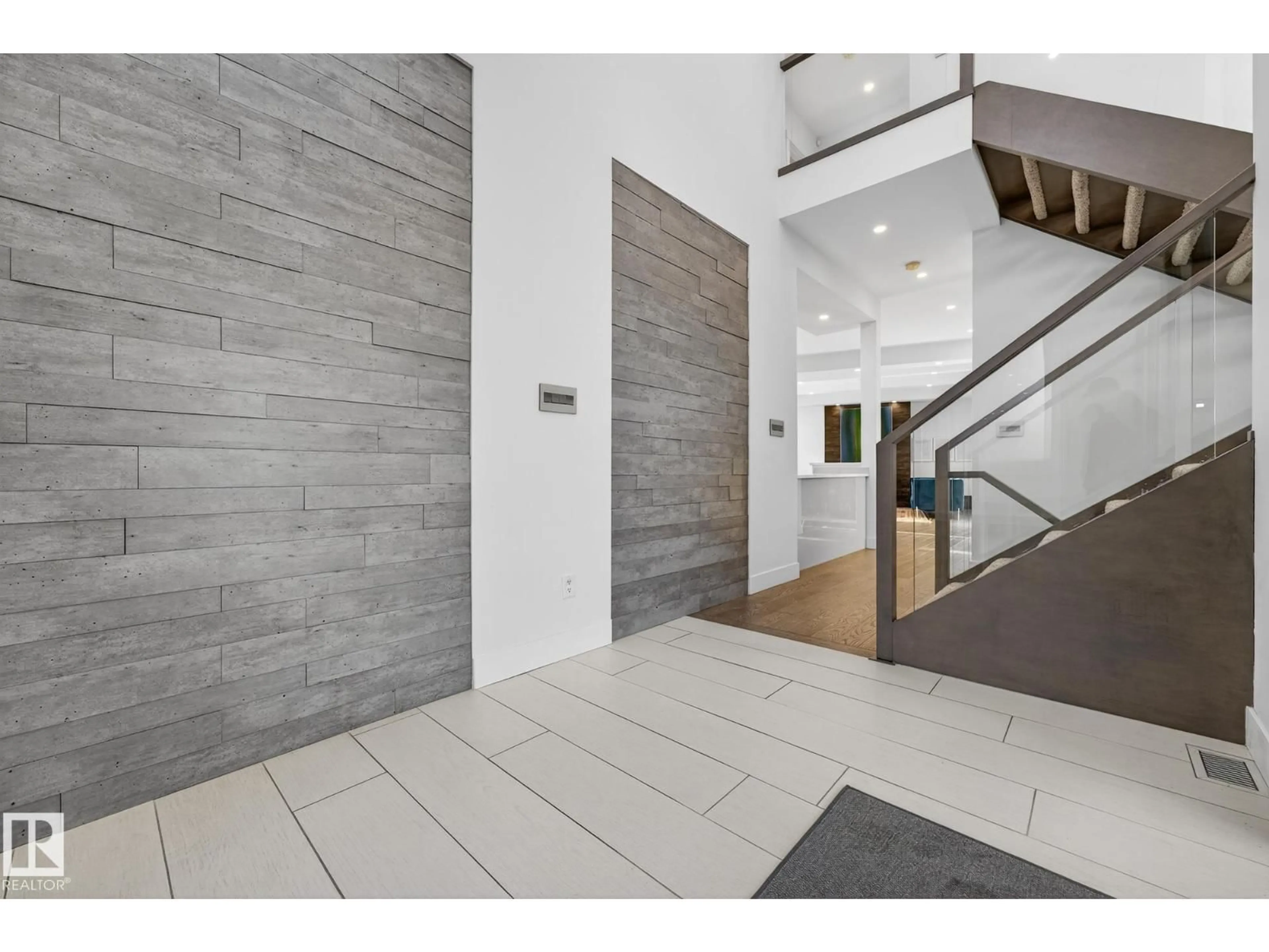Indoor foyer for 14643 92A AV, Edmonton Alberta T5R5E5