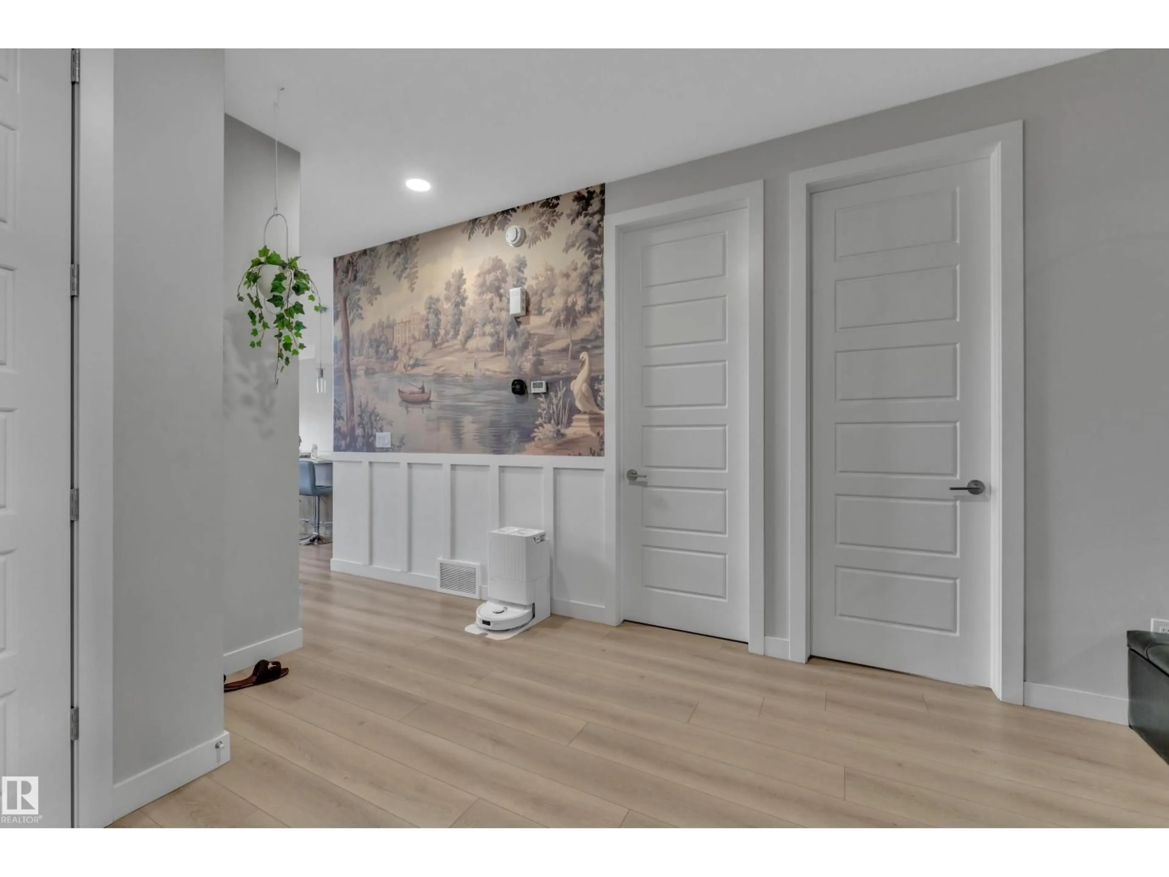 Indoor entryway for 3003 4 ST, Edmonton Alberta T6T2V6