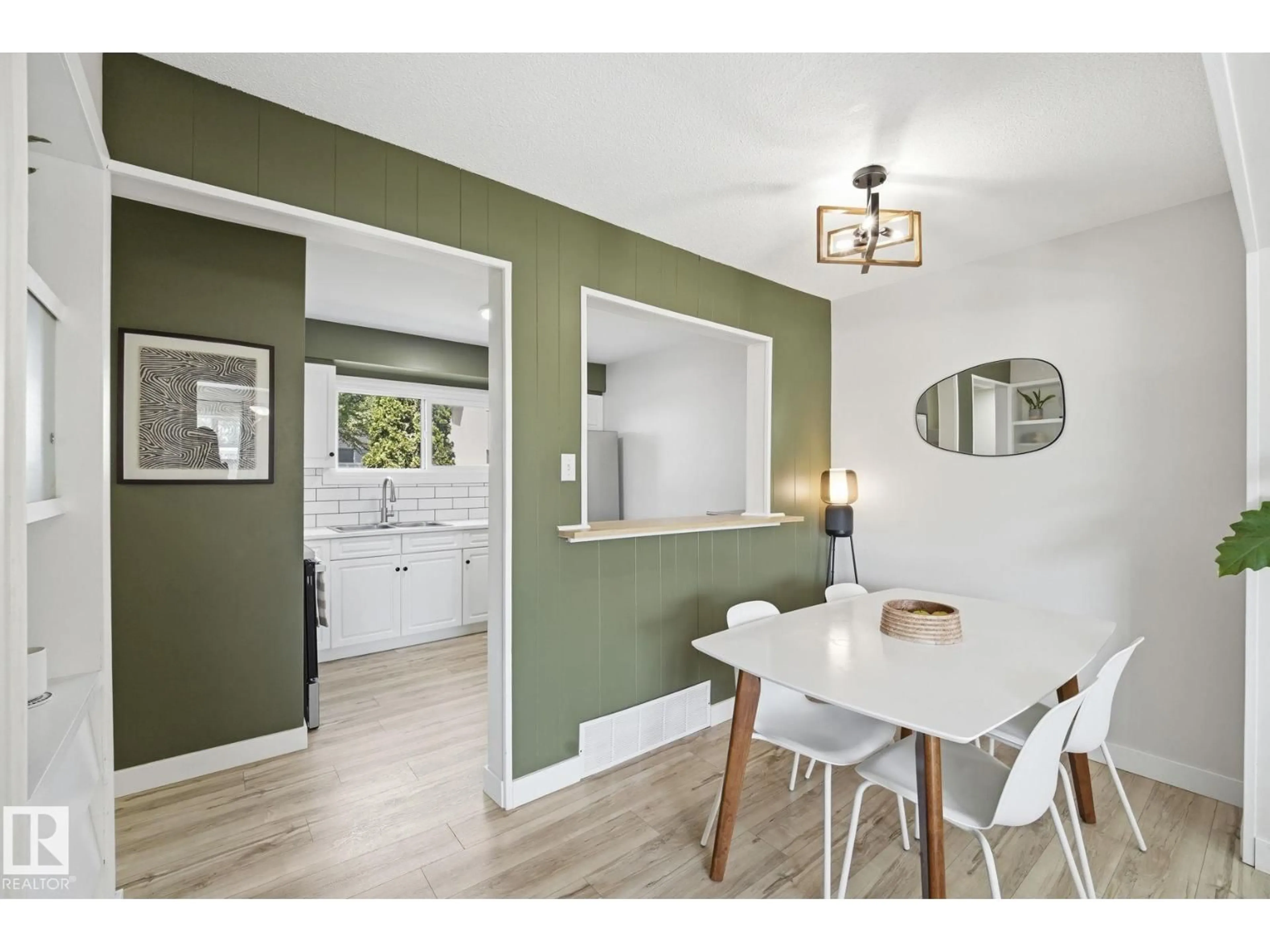 Dining room, wood/laminate floor for 10622 51 AV, Edmonton Alberta T6H0K9