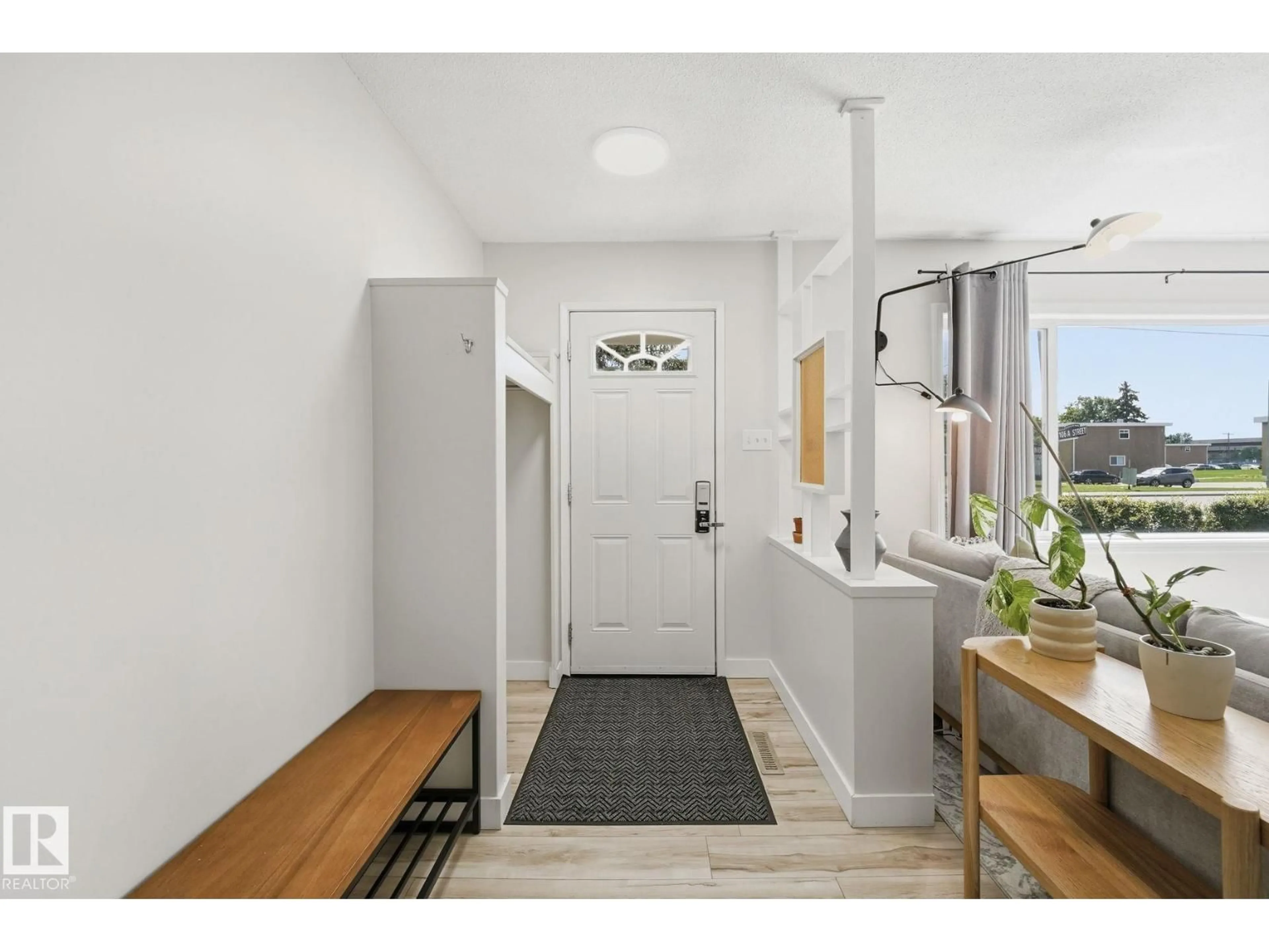 Indoor entryway for 10622 51 AV, Edmonton Alberta T6H0K9