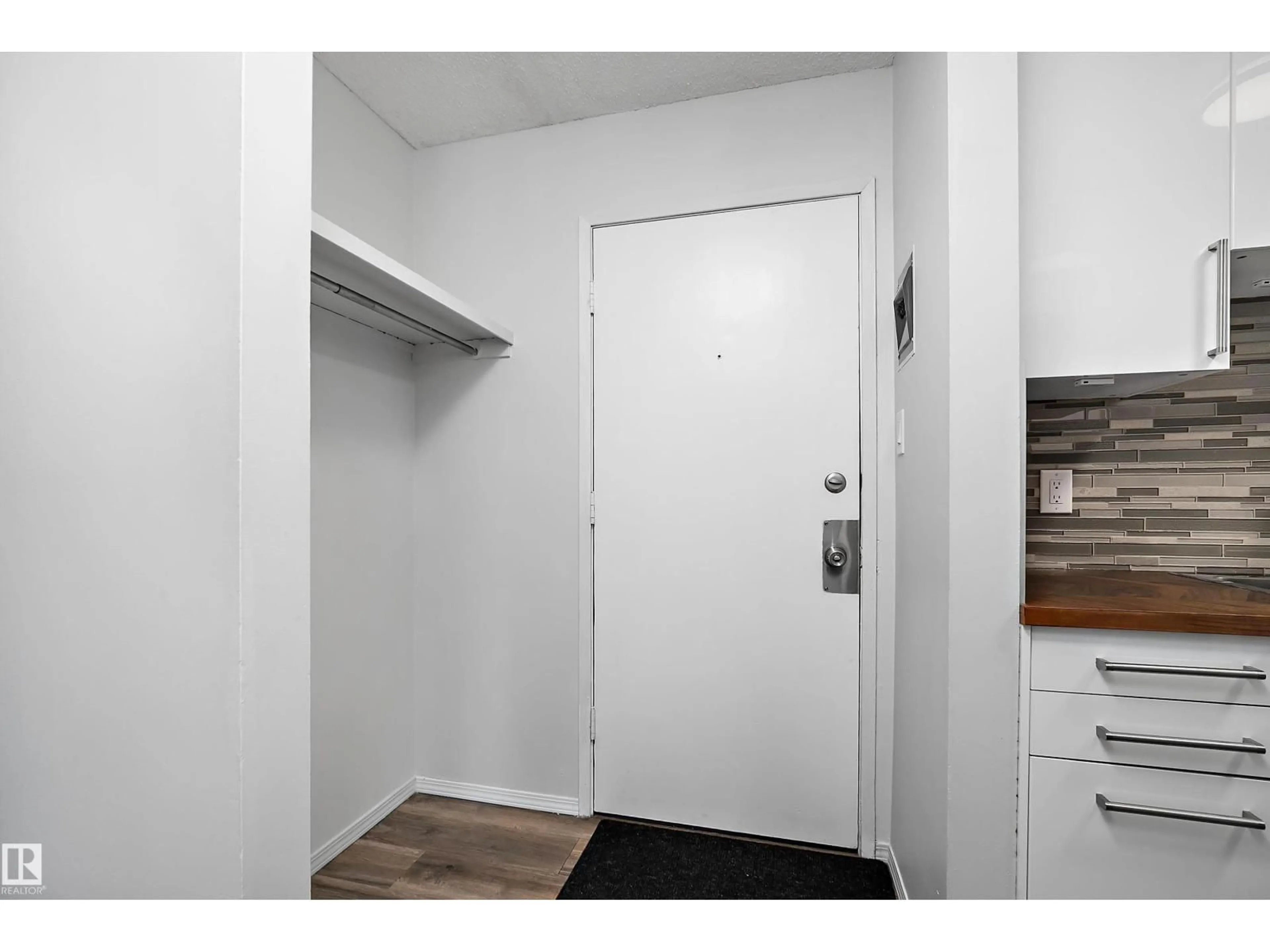 Indoor entryway for 304 - 10720 127 ST, Edmonton Alberta T5M0S3
