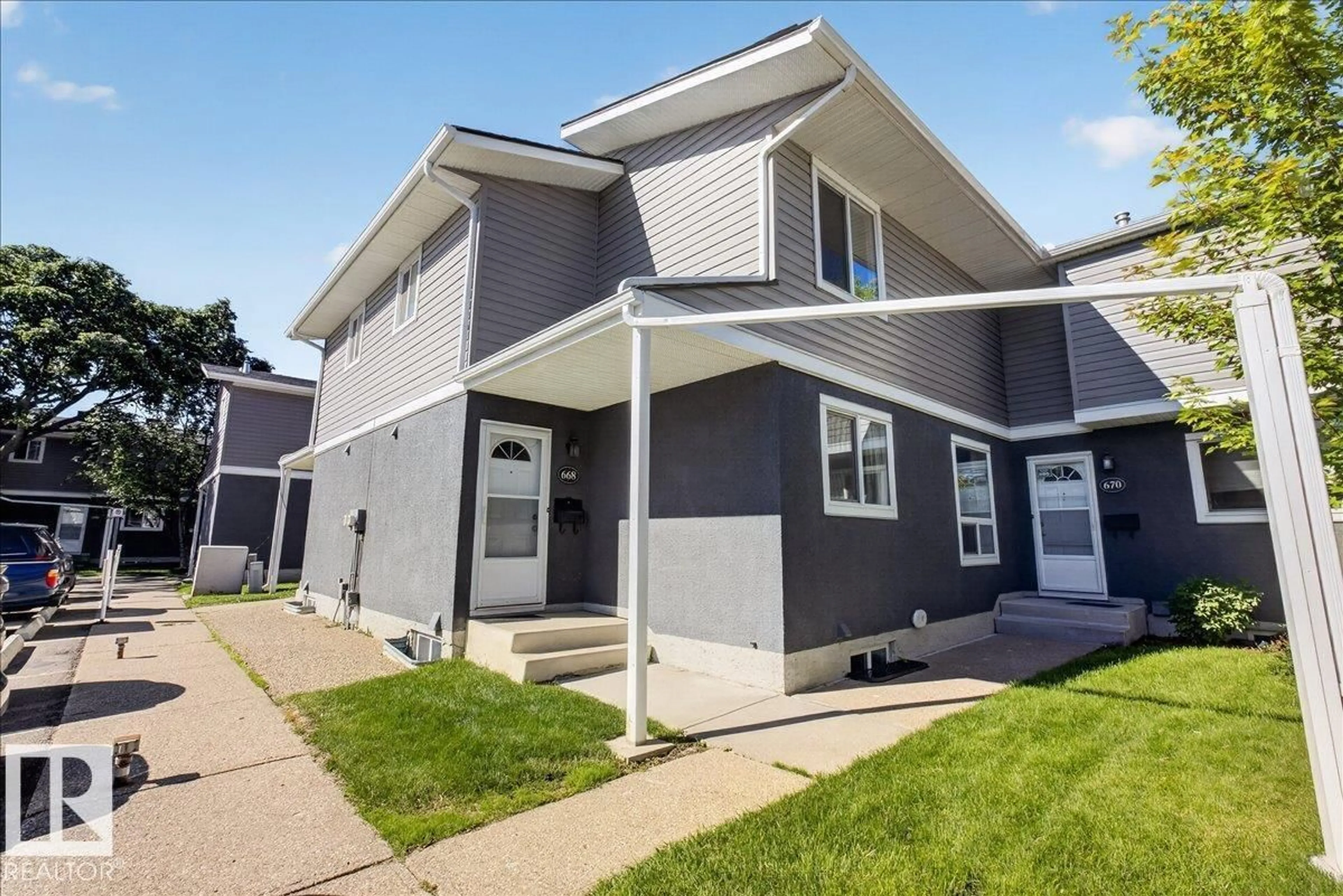 Home with vinyl exterior material, street for 668 LAKEWOOD N RD NW, Edmonton Alberta T6K3Y1