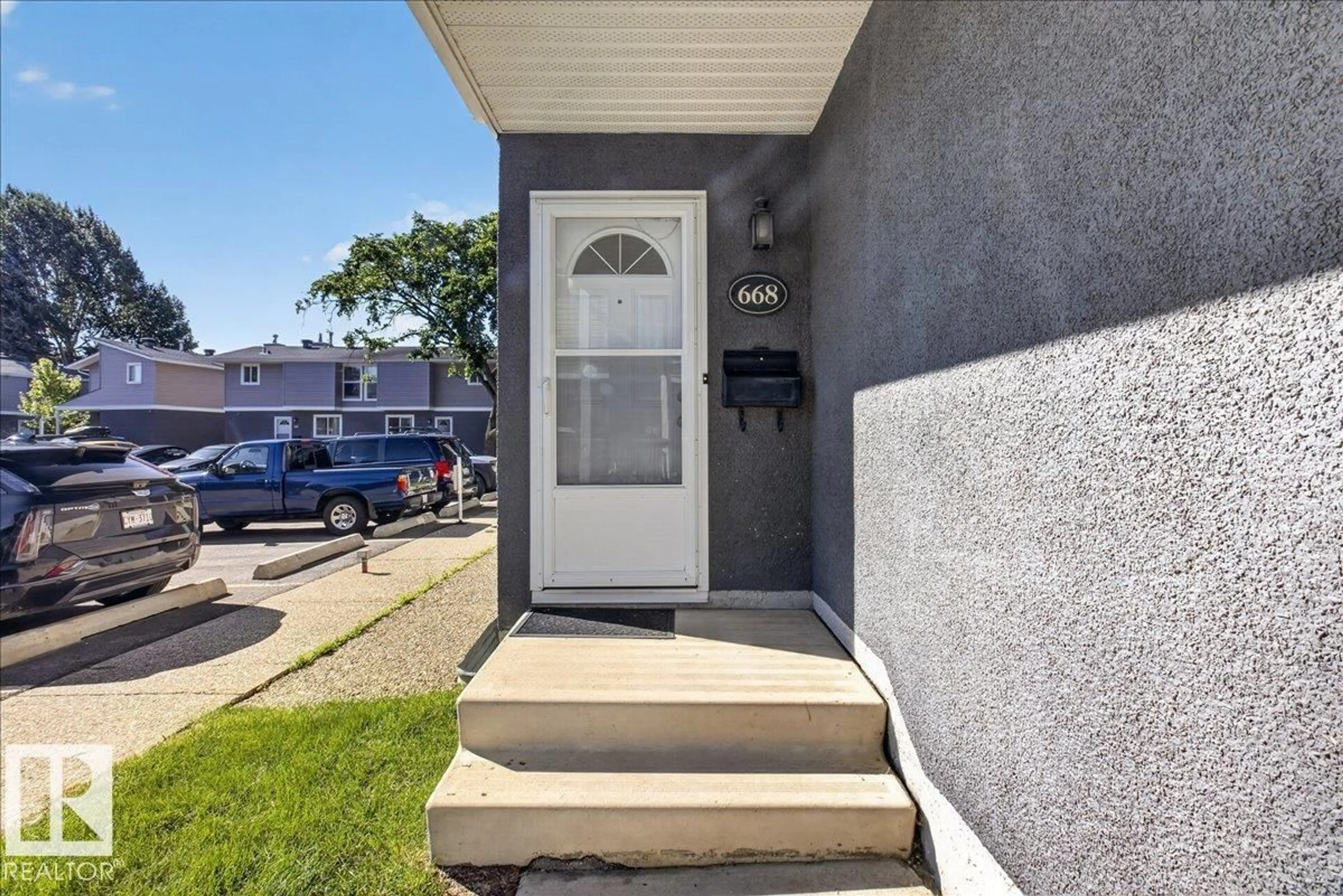 Indoor entryway for 668 LAKEWOOD N RD NW, Edmonton Alberta T6K3Y1
