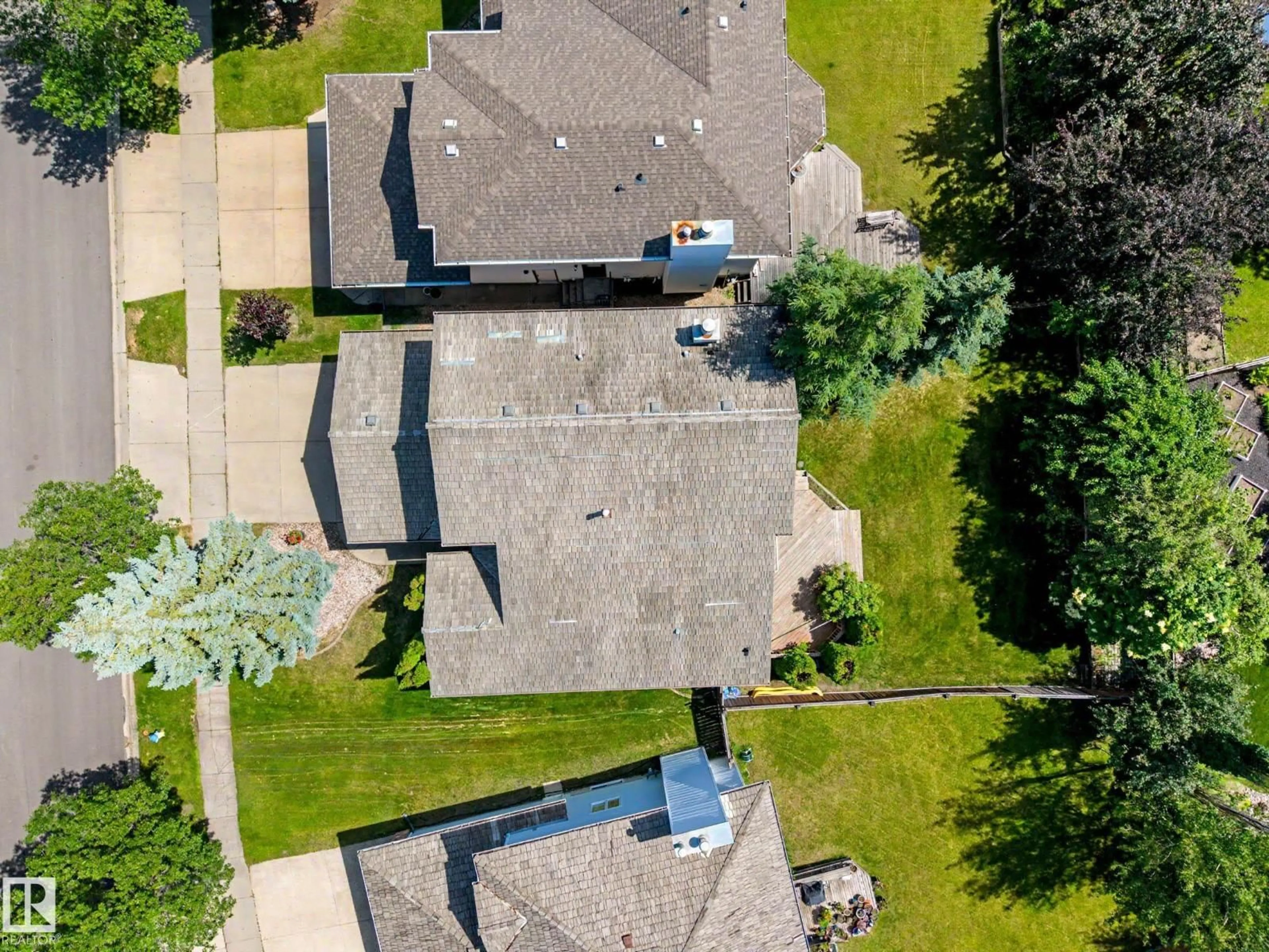 A pic from outside/outdoor area/front of a property/back of a property/a pic from drone, street for 425 BUCHANAN RD, Edmonton Alberta T6R2A5