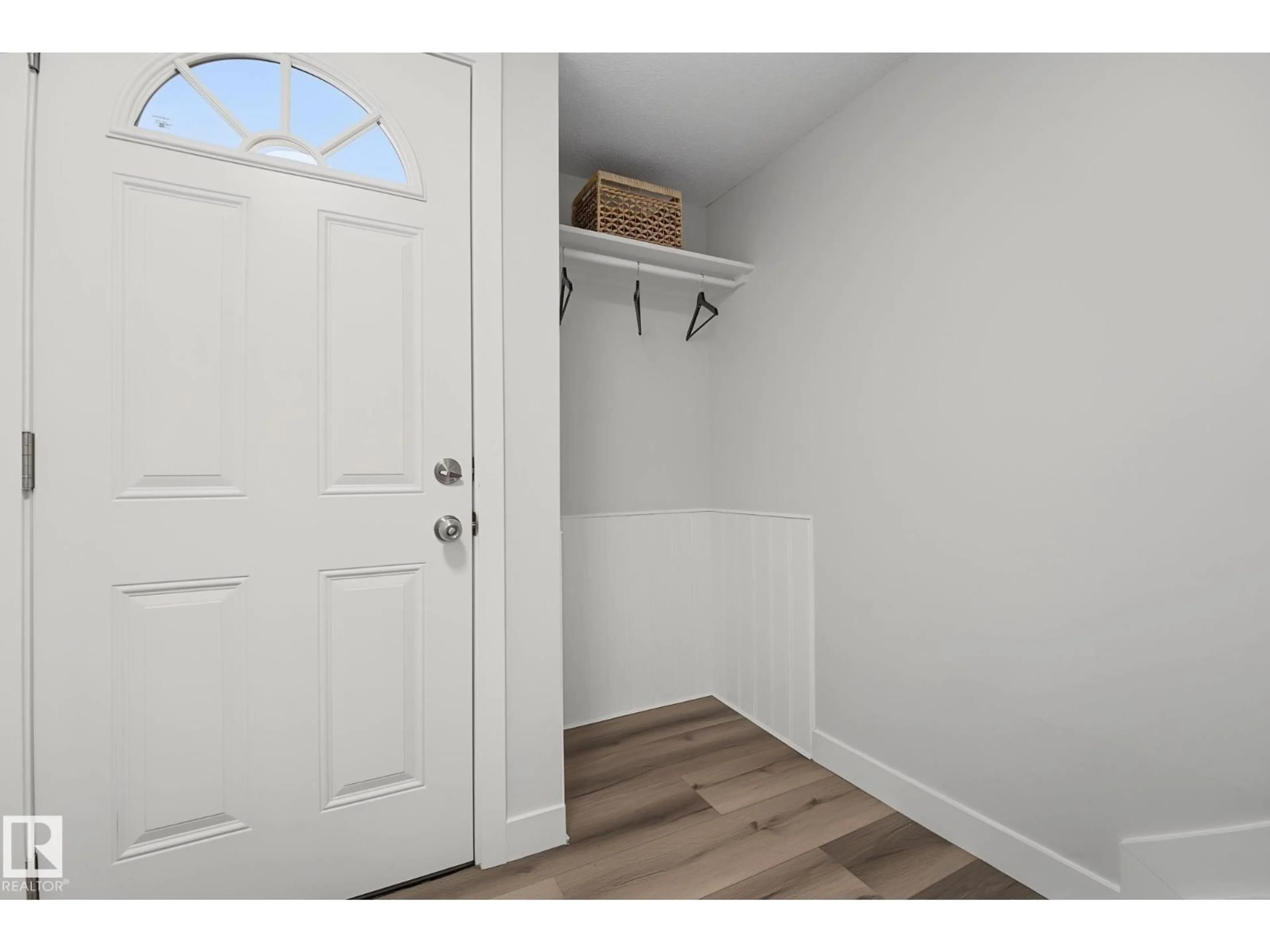 Indoor entryway for 661 ABBOTTSFIELD RD, Edmonton Alberta T5W4R4