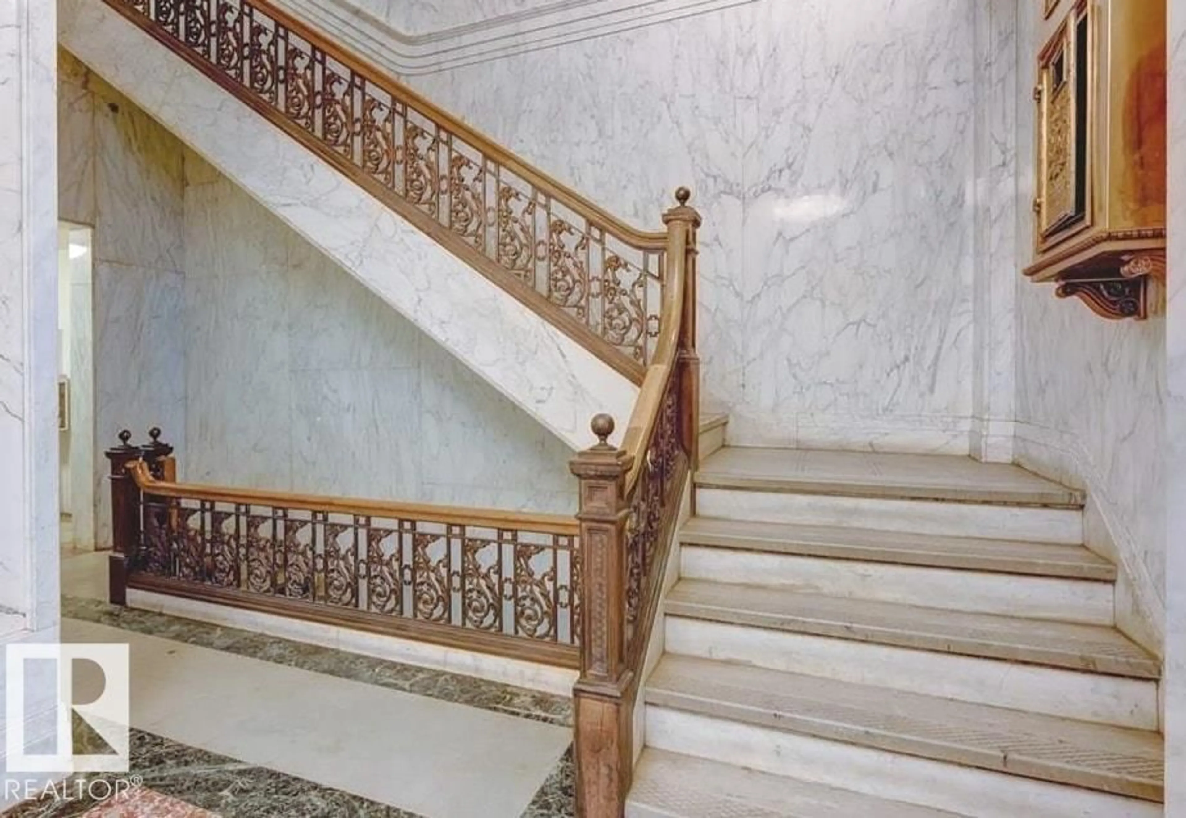 Stairs for 210 - 10134 100 ST, Edmonton Alberta T5J0N8