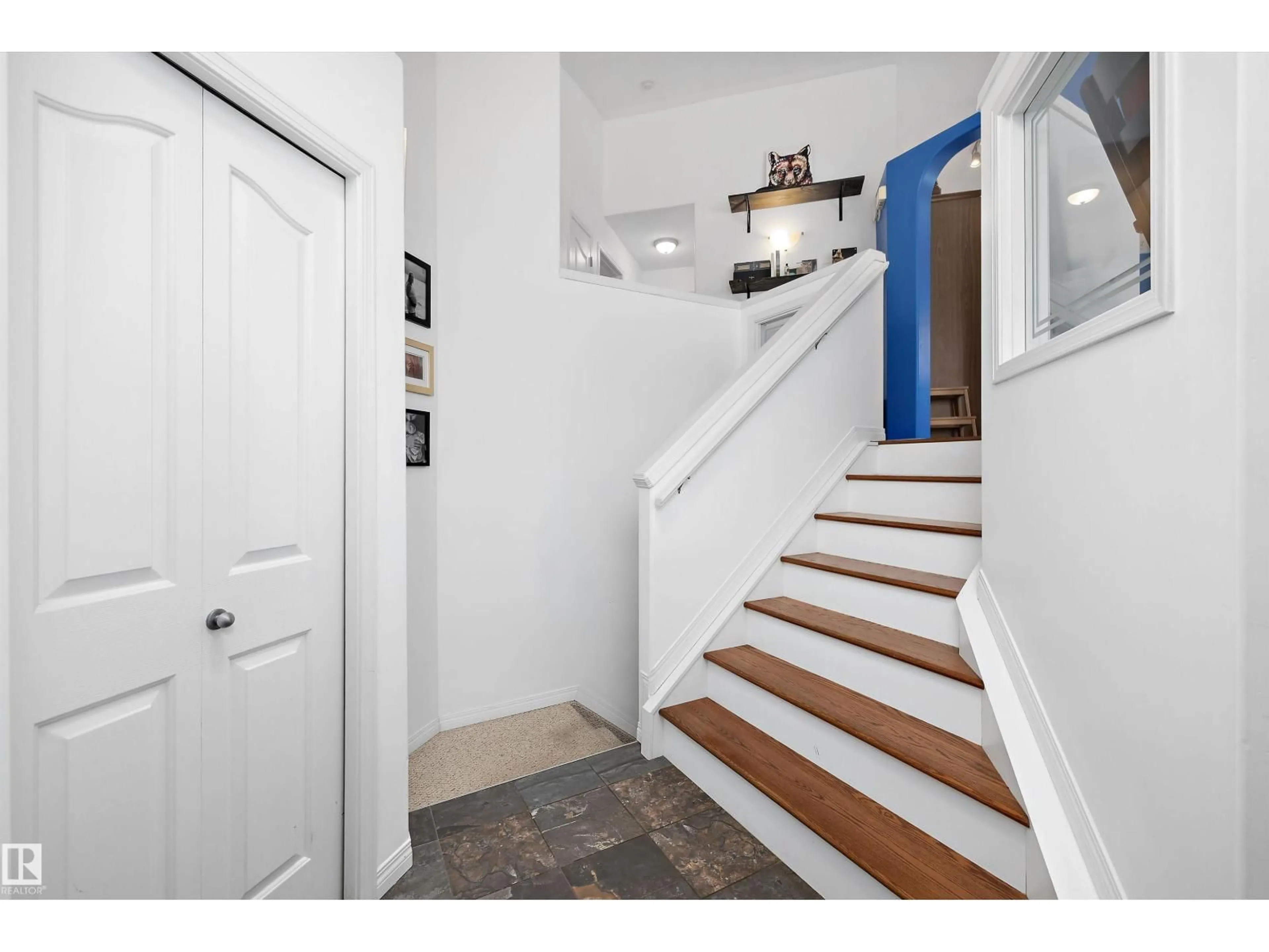 Indoor entryway for 3624 130 AV, Edmonton Alberta T5A4G1