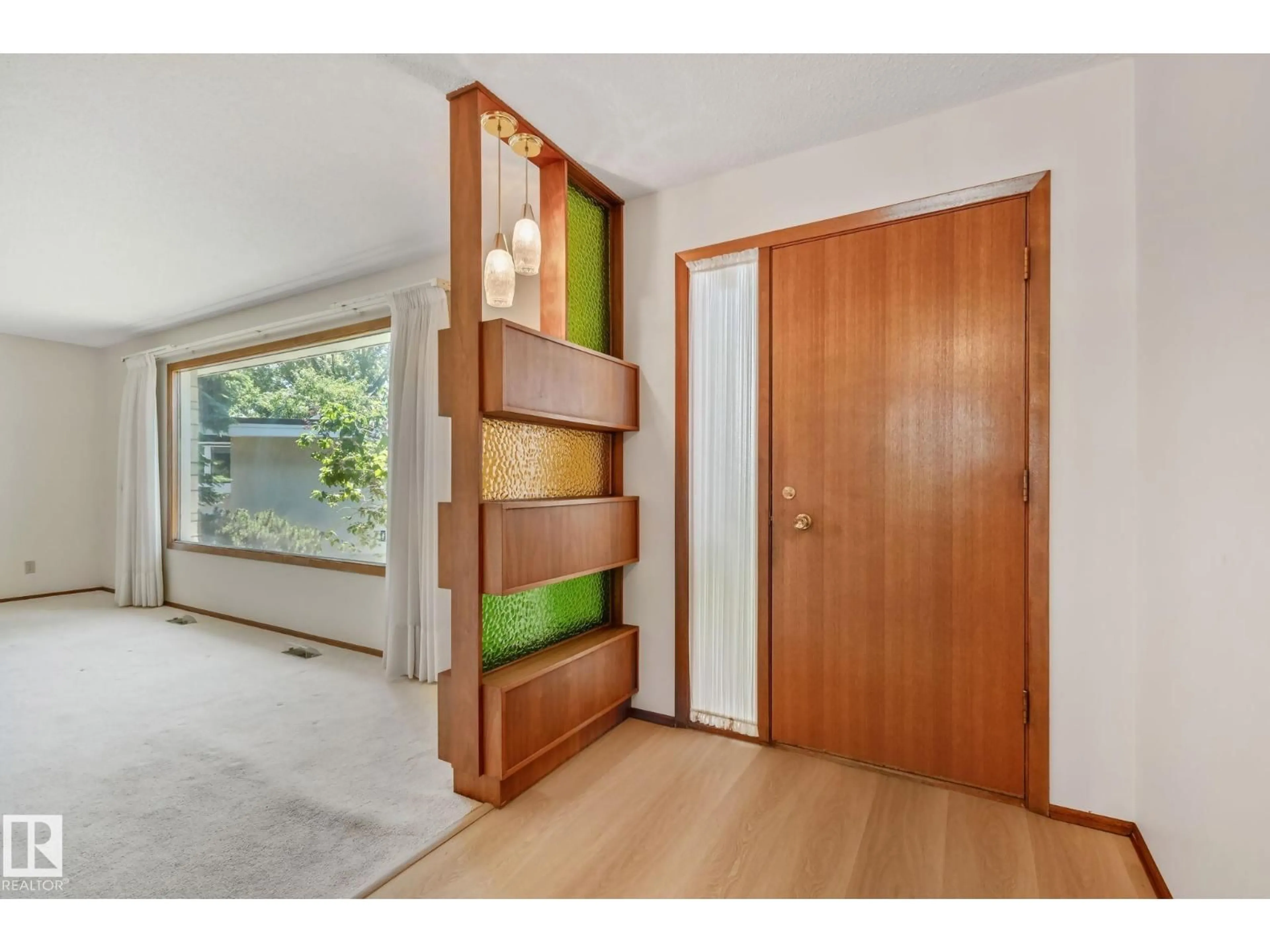 Indoor entryway for 10904 40A AV, Edmonton Alberta T6J0S9