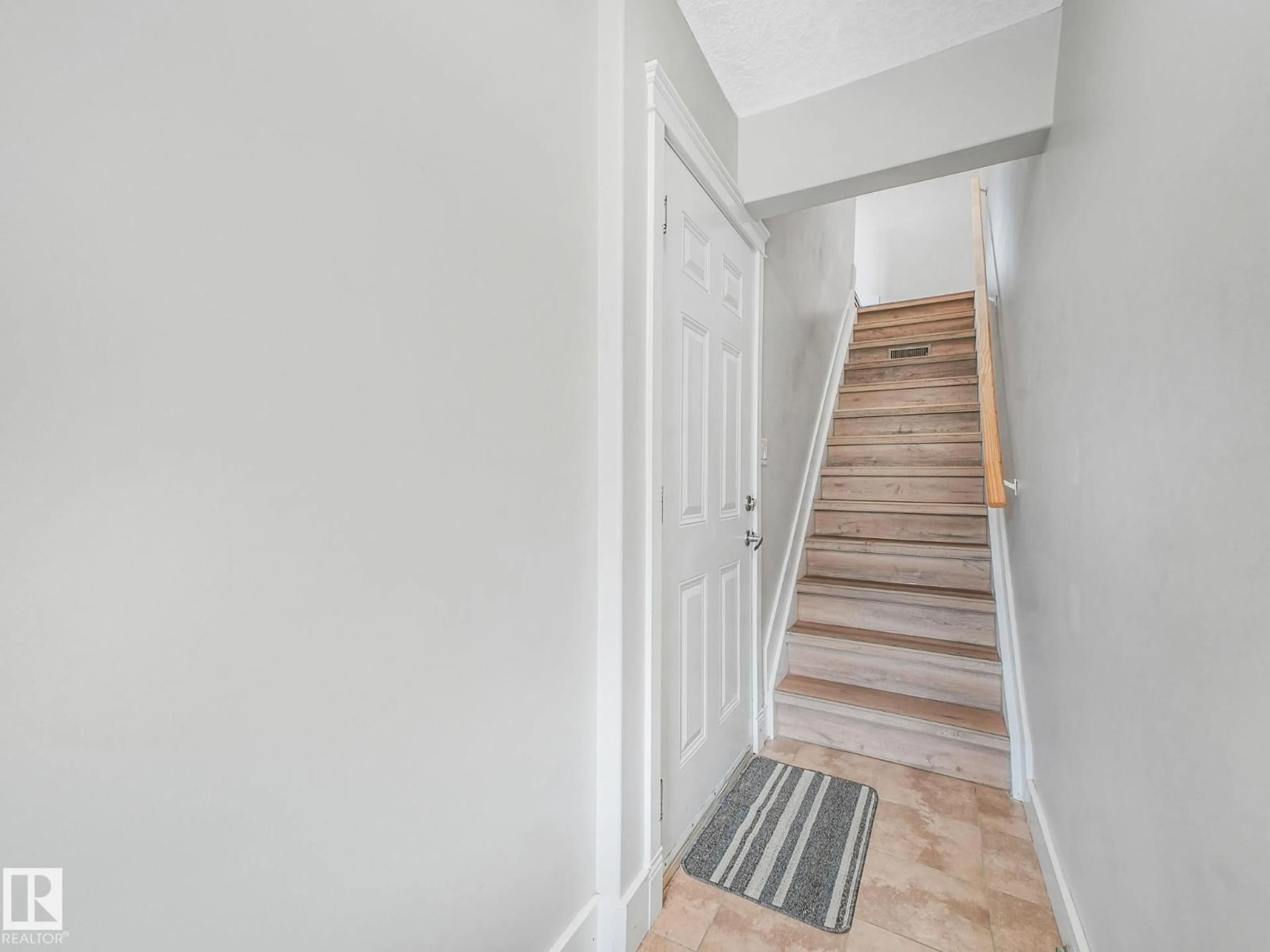 Indoor entryway for 5 - 13215 153 AV, Edmonton Alberta T6V0B6