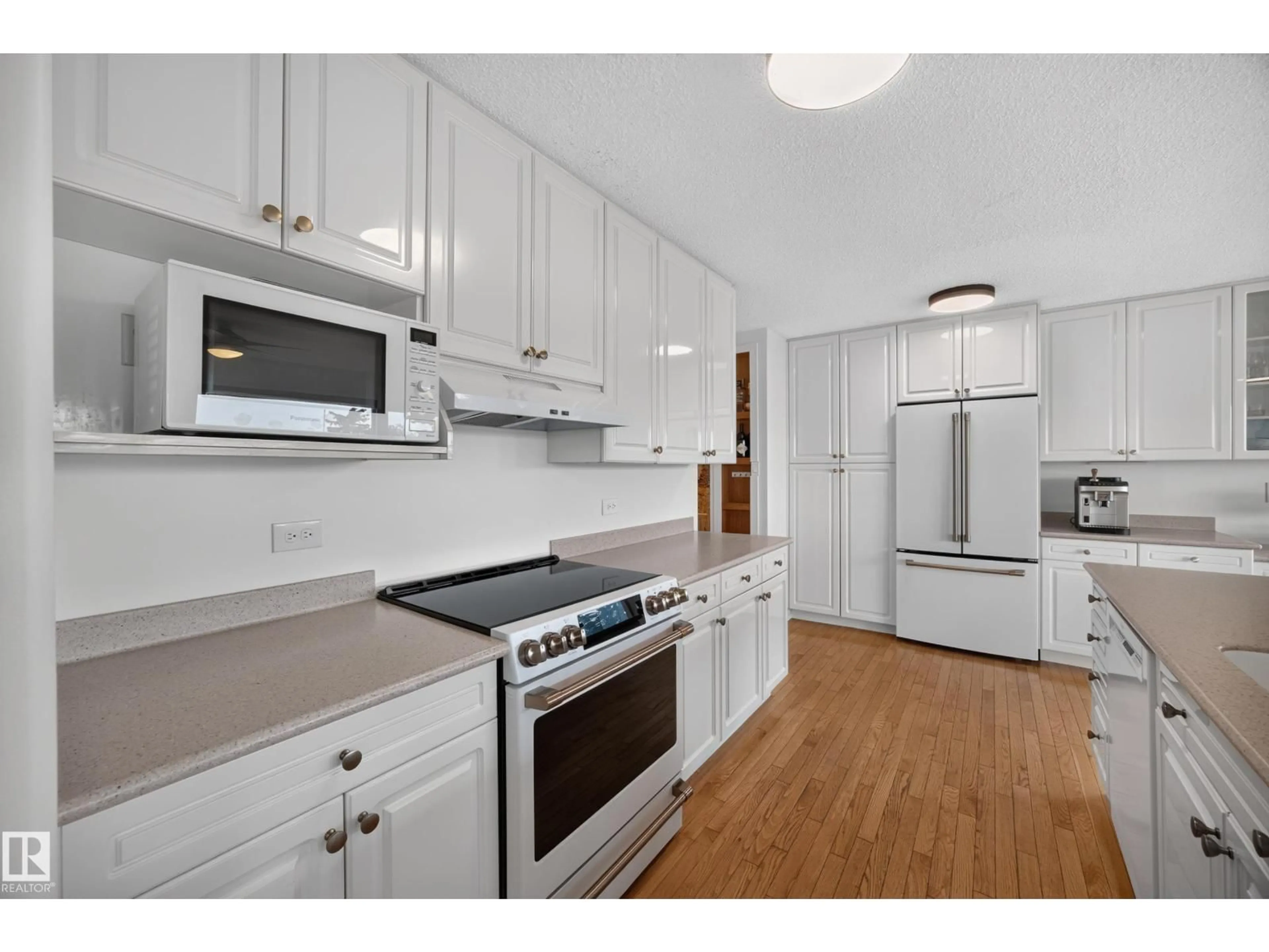 Standard kitchen, unknown for 3411 103 AV, Edmonton Alberta T5W0A6