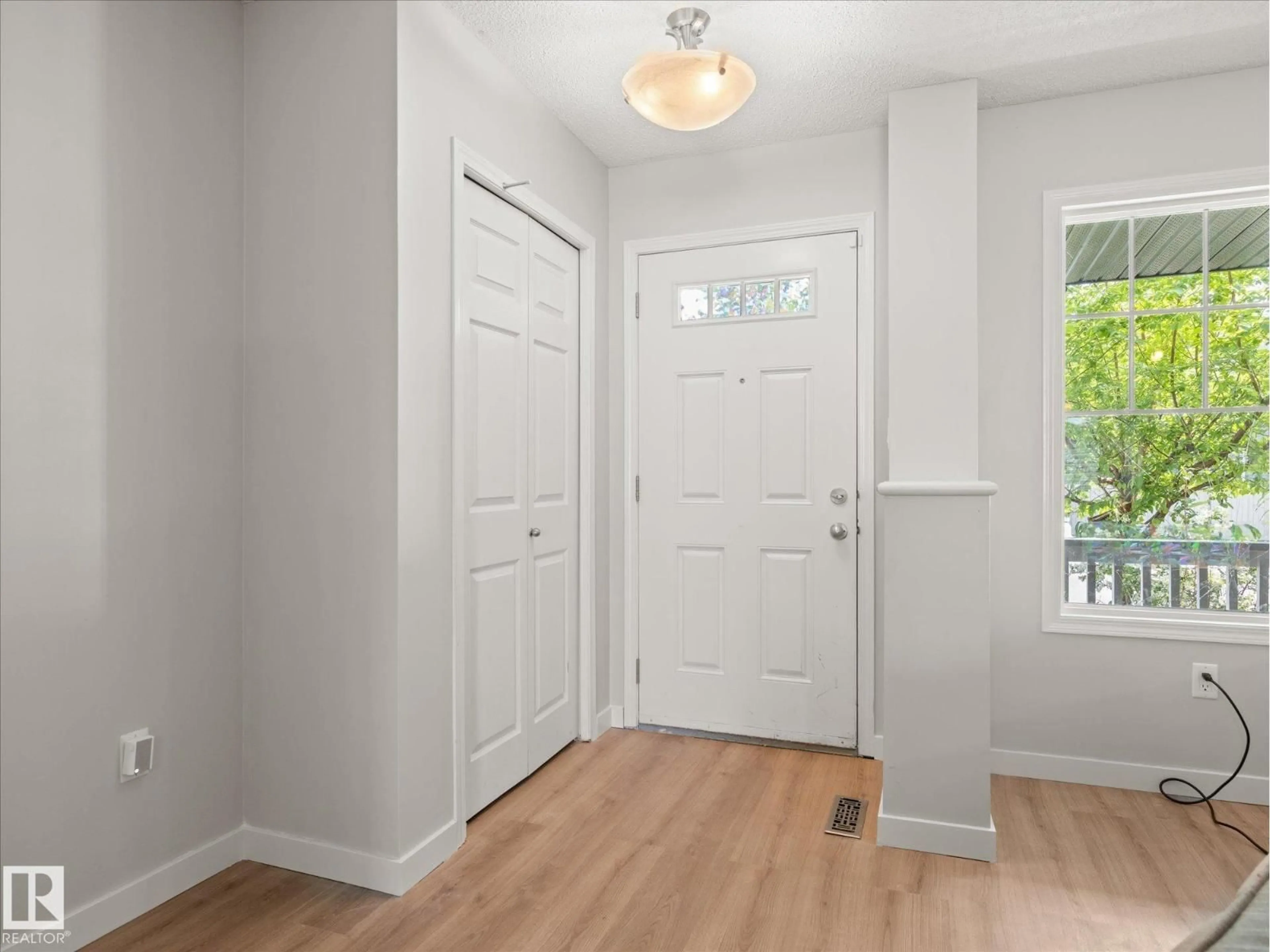 Indoor entryway for 473 ORCHARDS BV, Edmonton Alberta T6X2B7