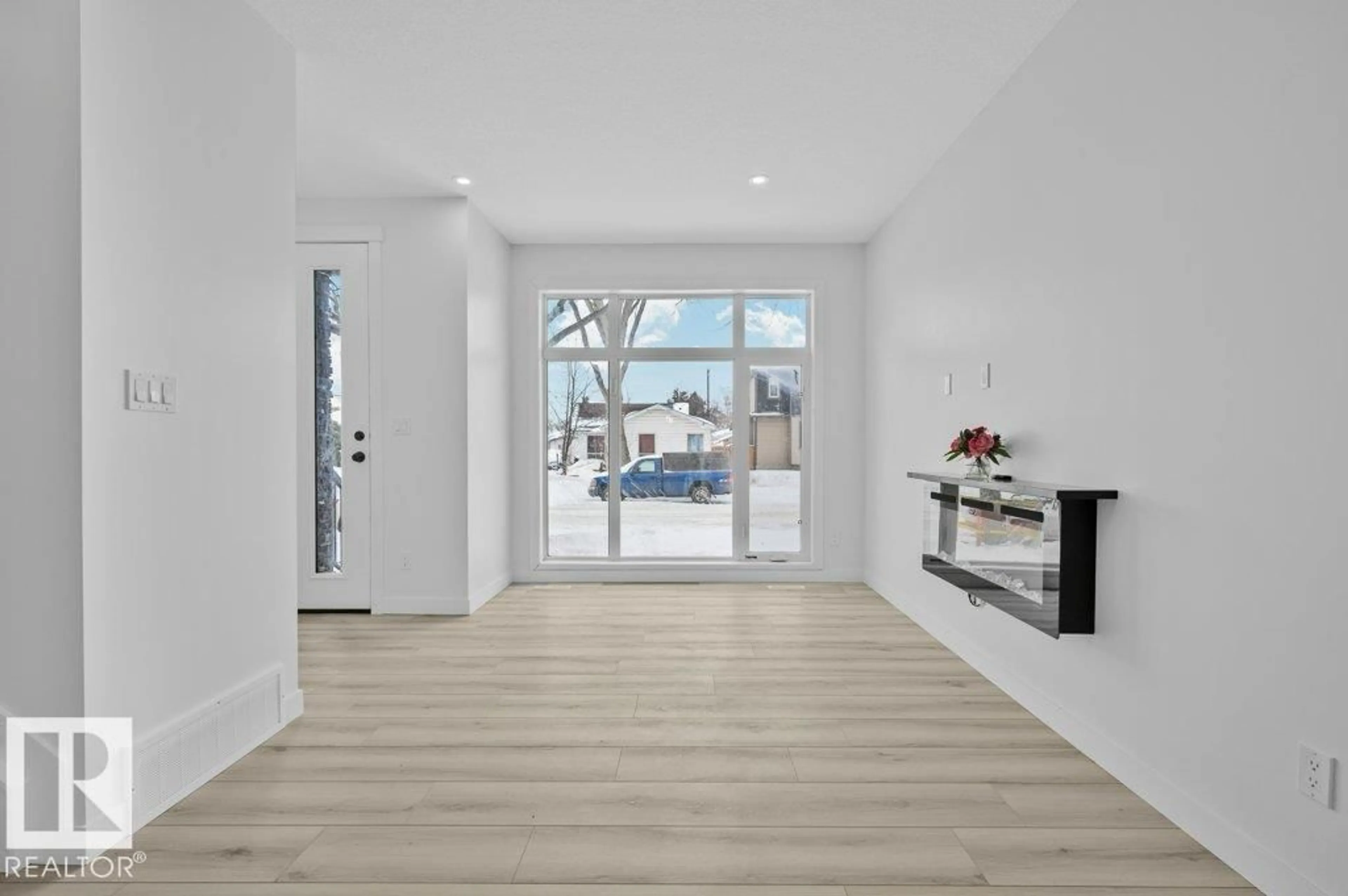 Indoor entryway for 9733 153 ST, Edmonton Alberta T5P2A4