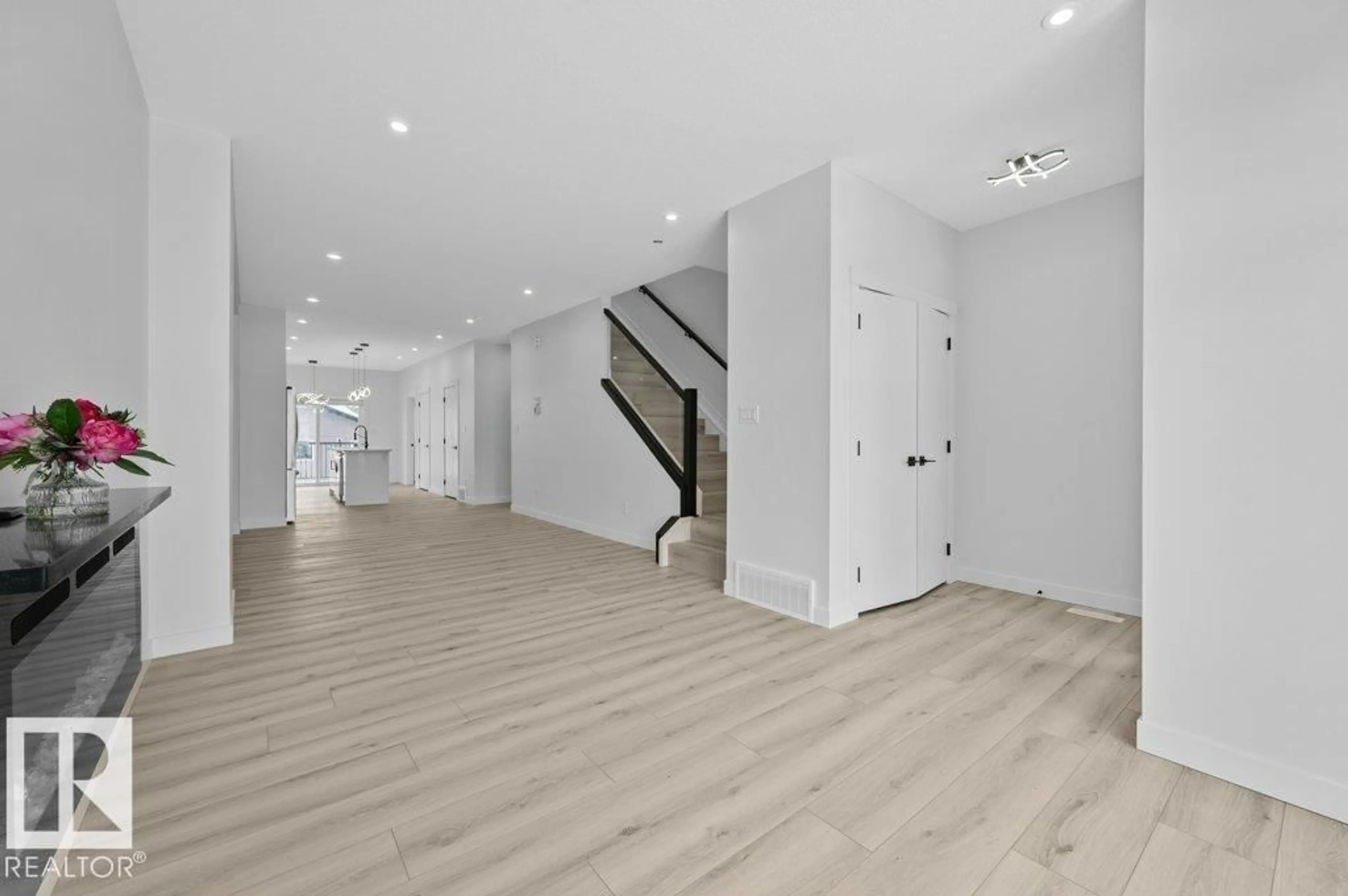 Indoor foyer for 9733 153 ST, Edmonton Alberta T5P2A4