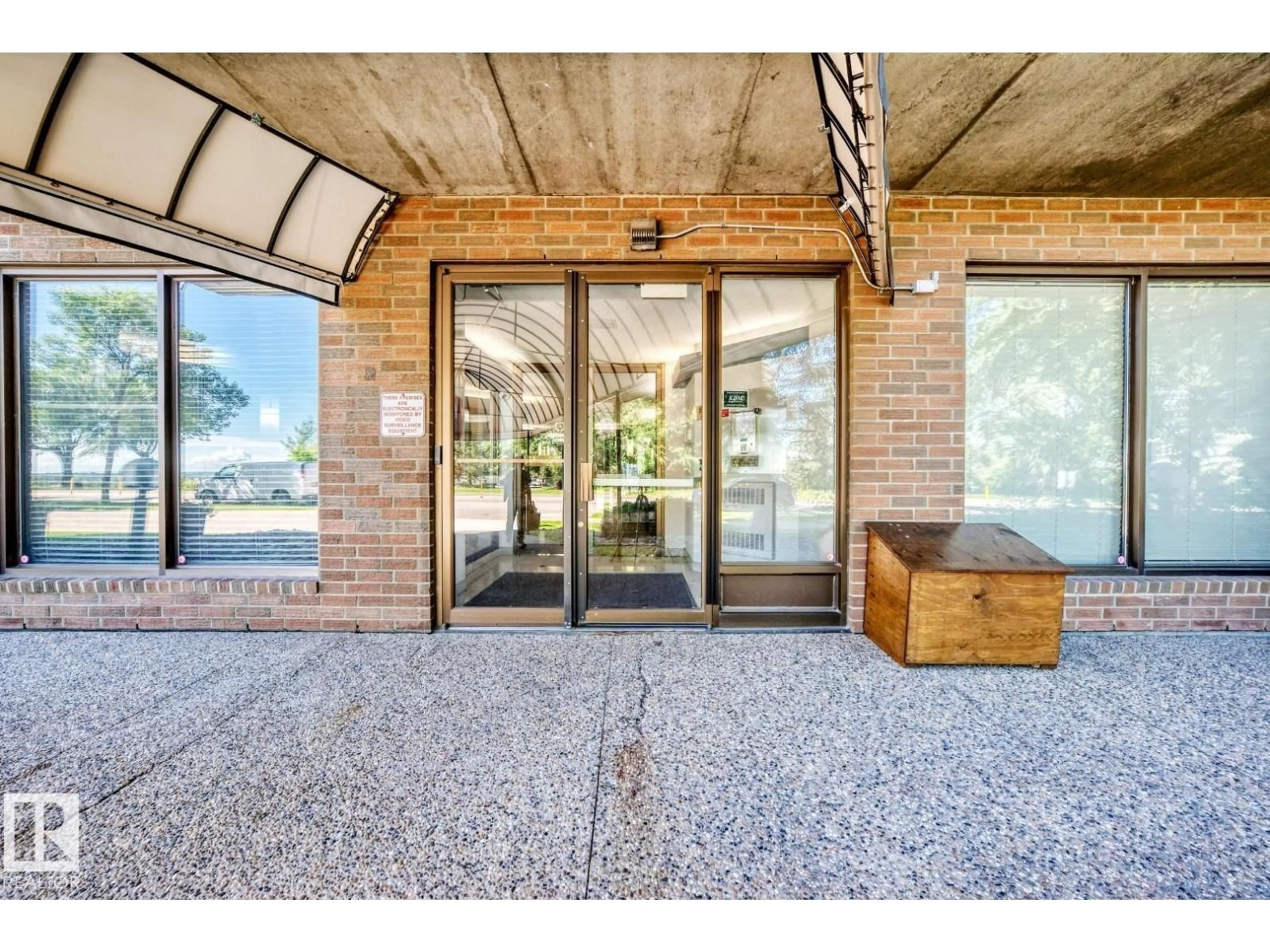 Indoor foyer for 10545 - 806 SASKATCHEWAN DR, Edmonton Alberta T6E6C6