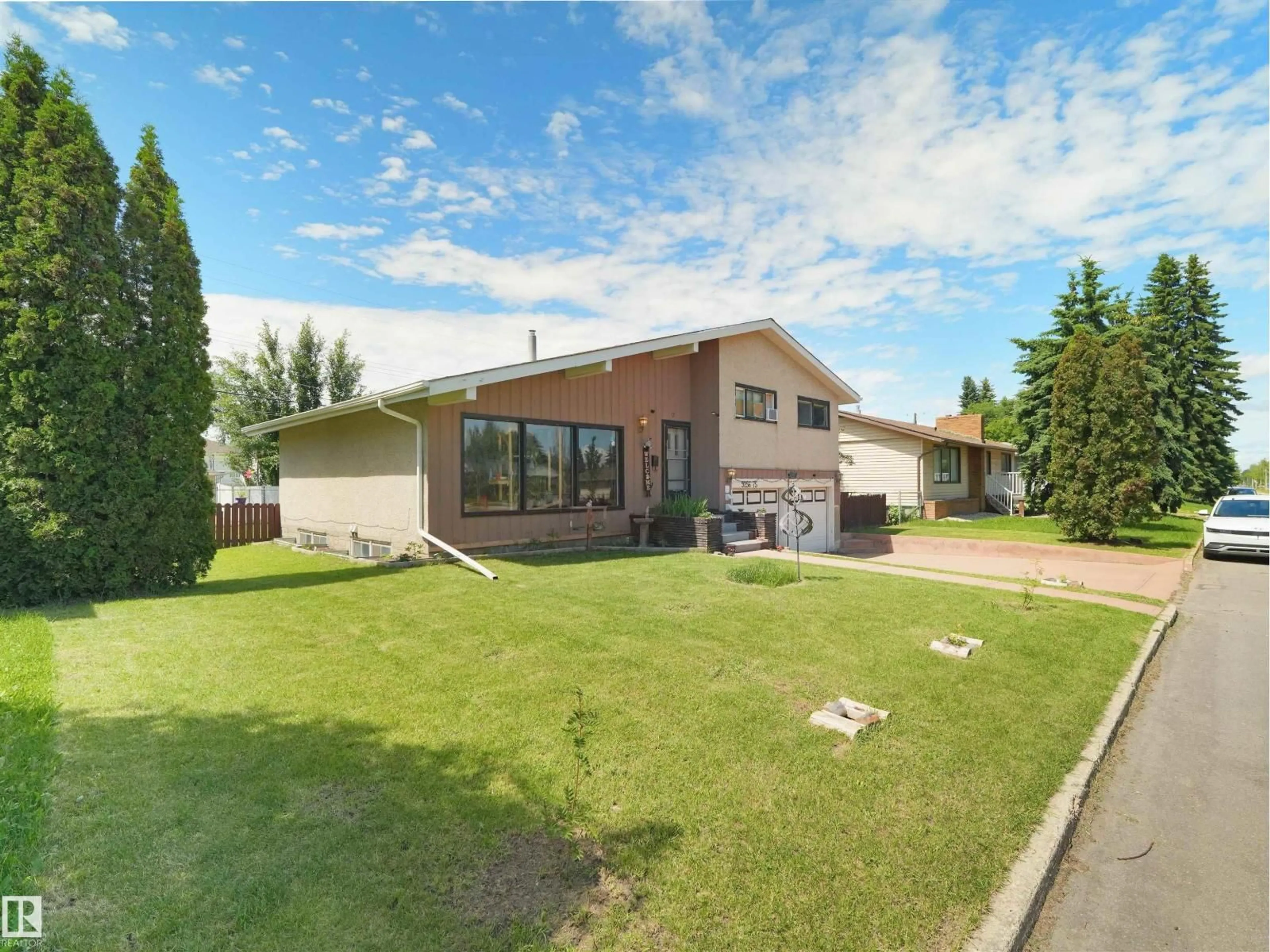 A pic from outside/outdoor area/front of a property/back of a property/a pic from drone, street for NW - 9256 75 ST, Edmonton Alberta T6C2H4