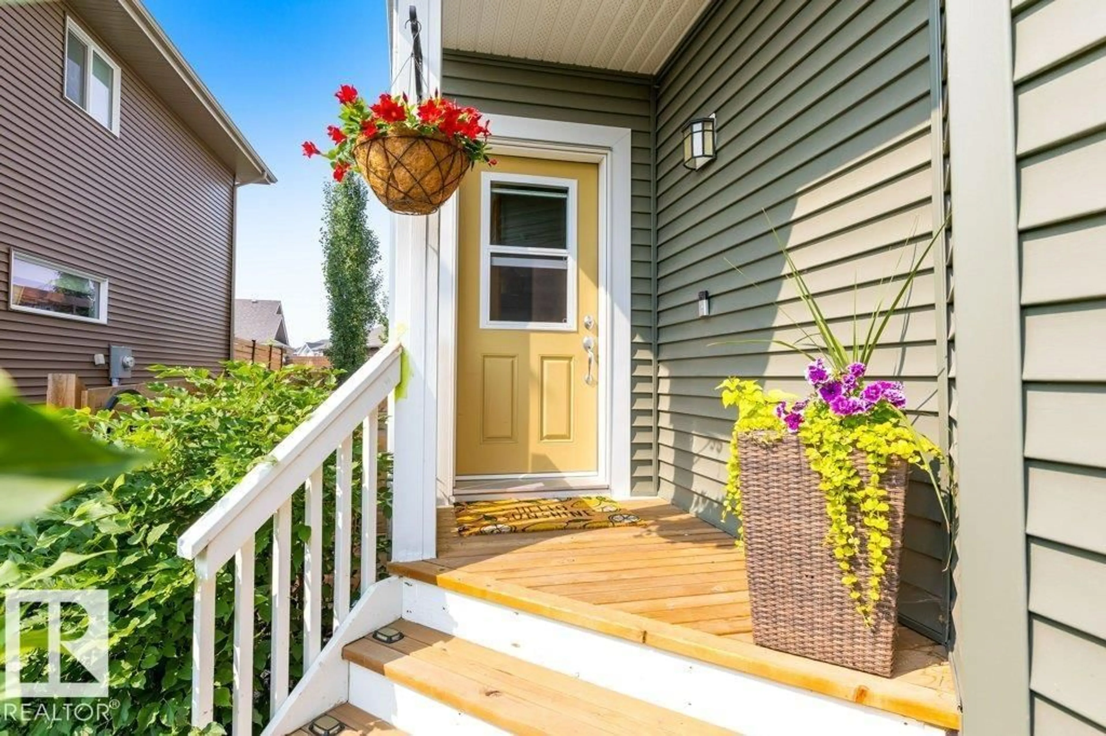 Home with vinyl exterior material, street for 99 JUNEAU WY, St. Albert Alberta T8N7V6