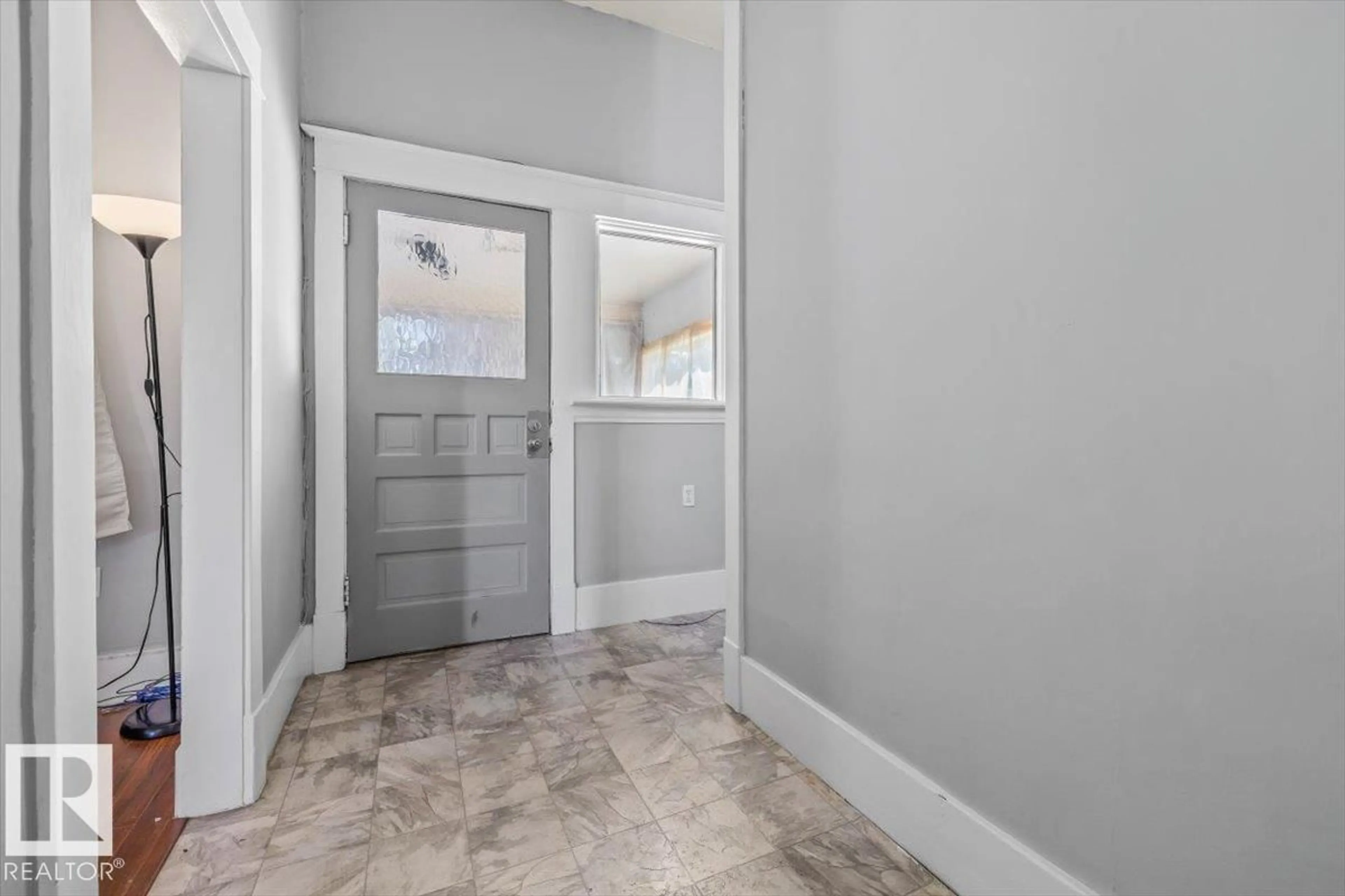 Indoor entryway for 11408 81 ST, Edmonton Alberta T5B2R6
