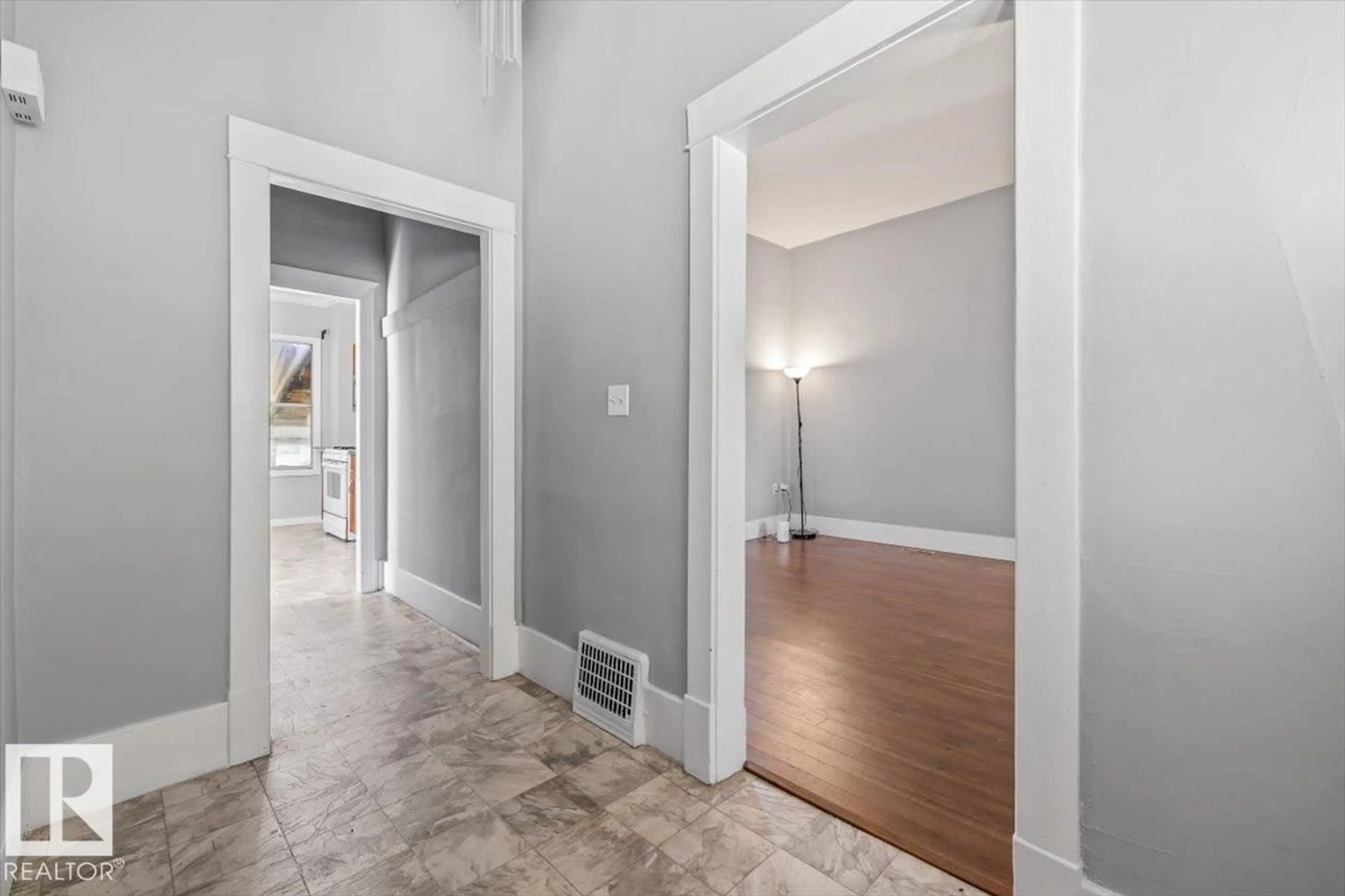 Indoor entryway for 11408 81 ST, Edmonton Alberta T5B2R6