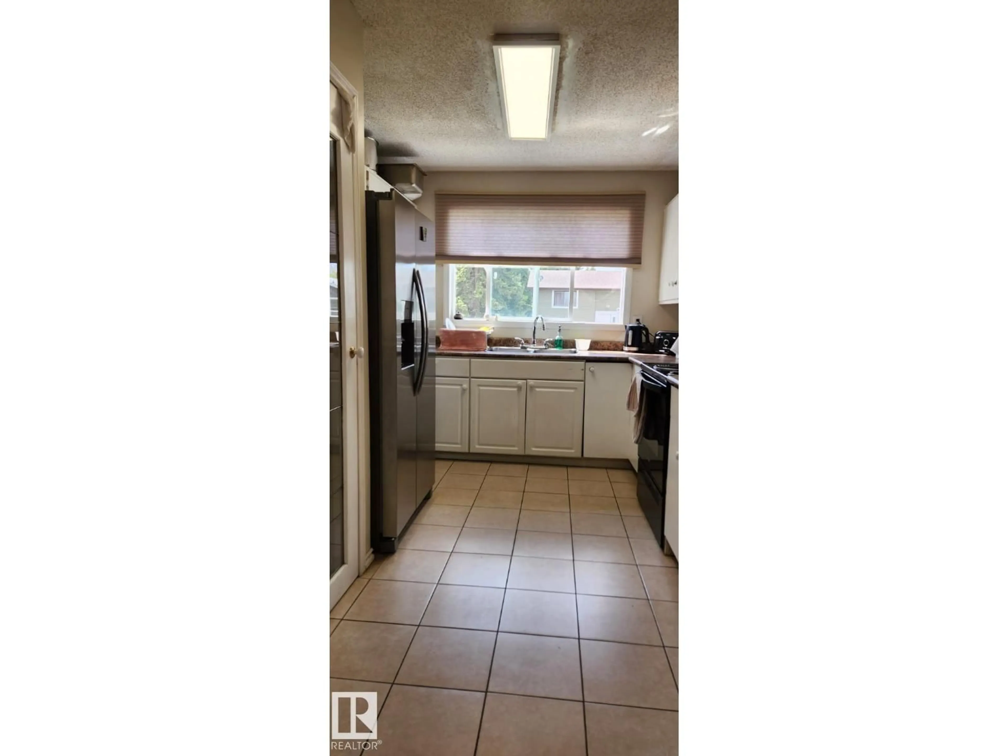 Standard kitchen, ceramic/tile floor for 14411 31 ST, Edmonton Alberta T5Y1Z1