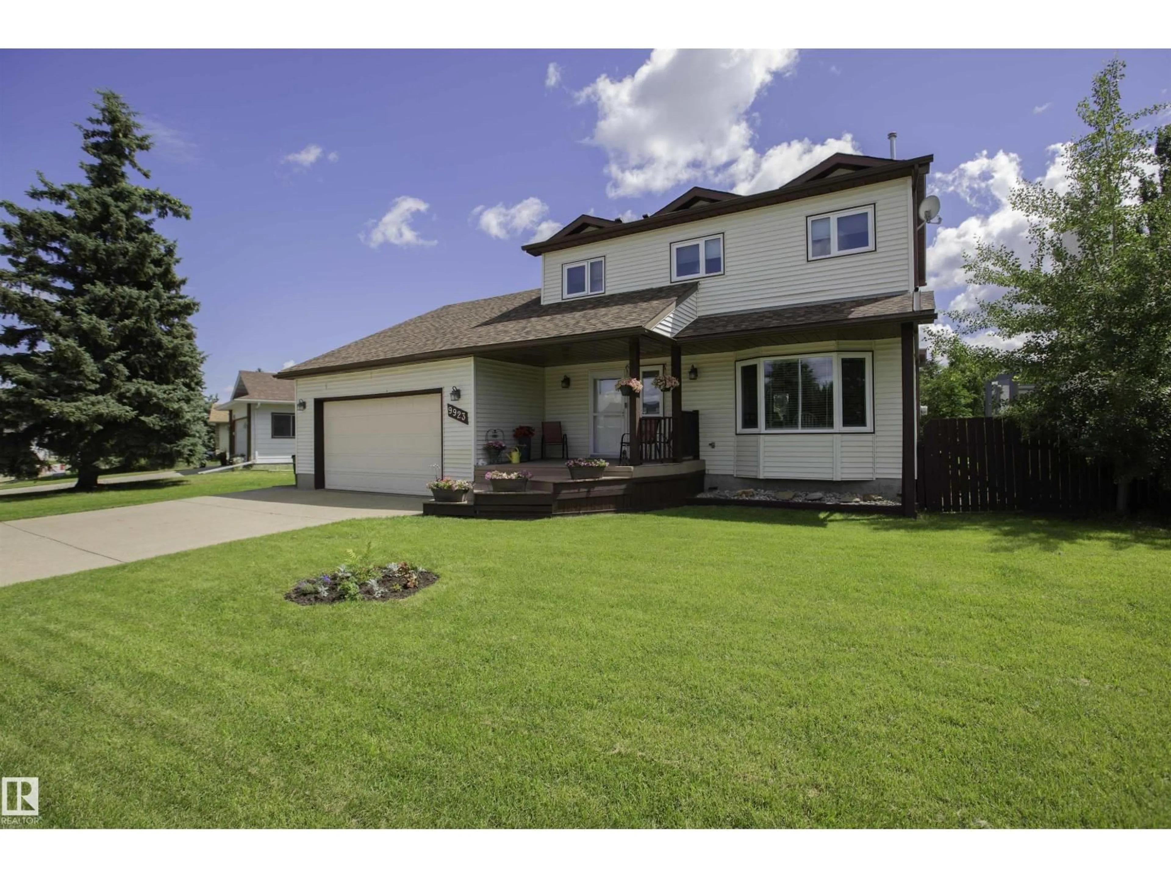 A pic from outside/outdoor area/front of a property/back of a property/a pic from drone, street for NW - 9923 190 ST, Edmonton Alberta T5T3X2