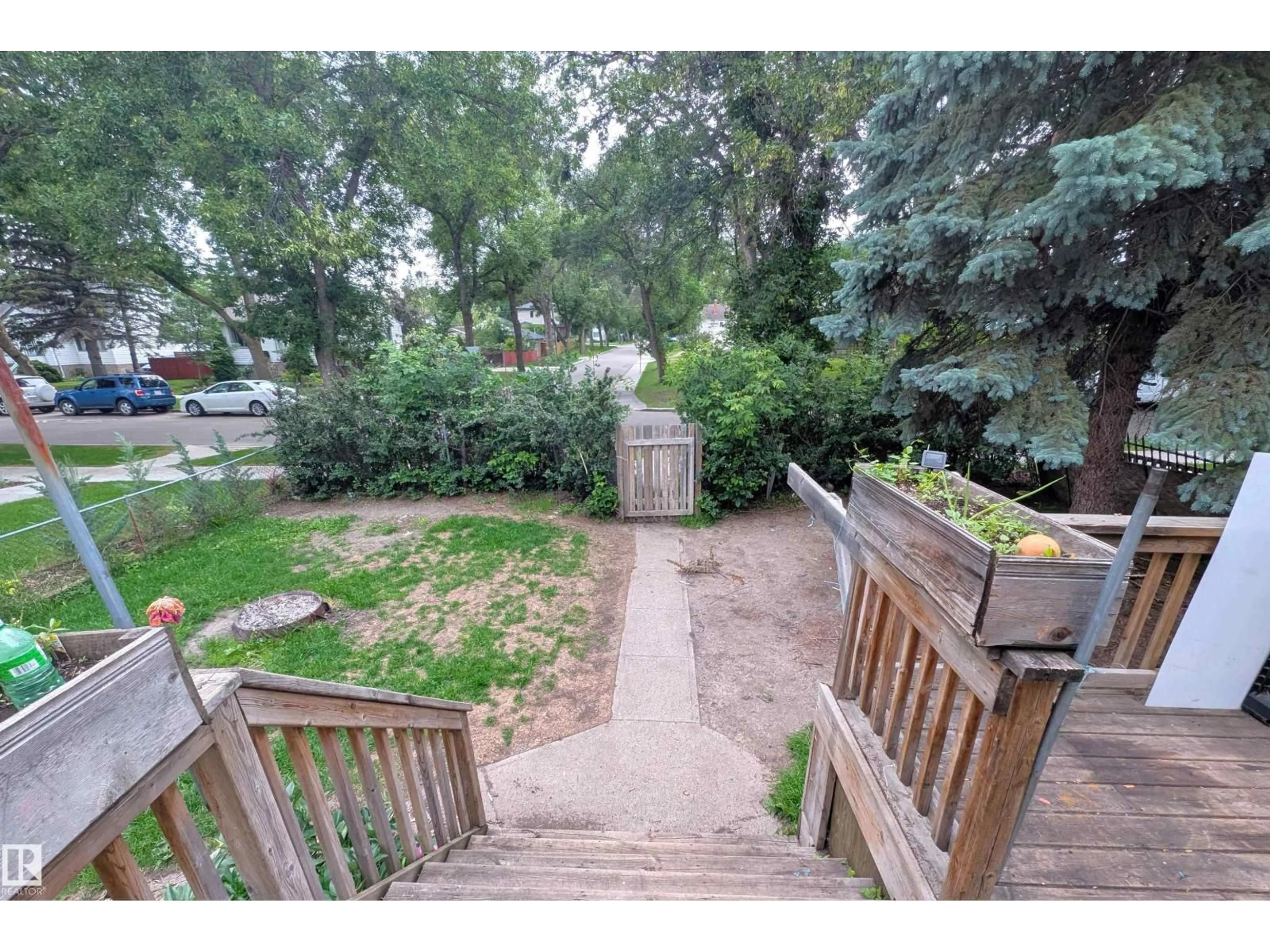 A pic from outside/outdoor area/front of a property/back of a property/a pic from drone, unknown for 11455 64 ST, Edmonton Alberta T5W4H8