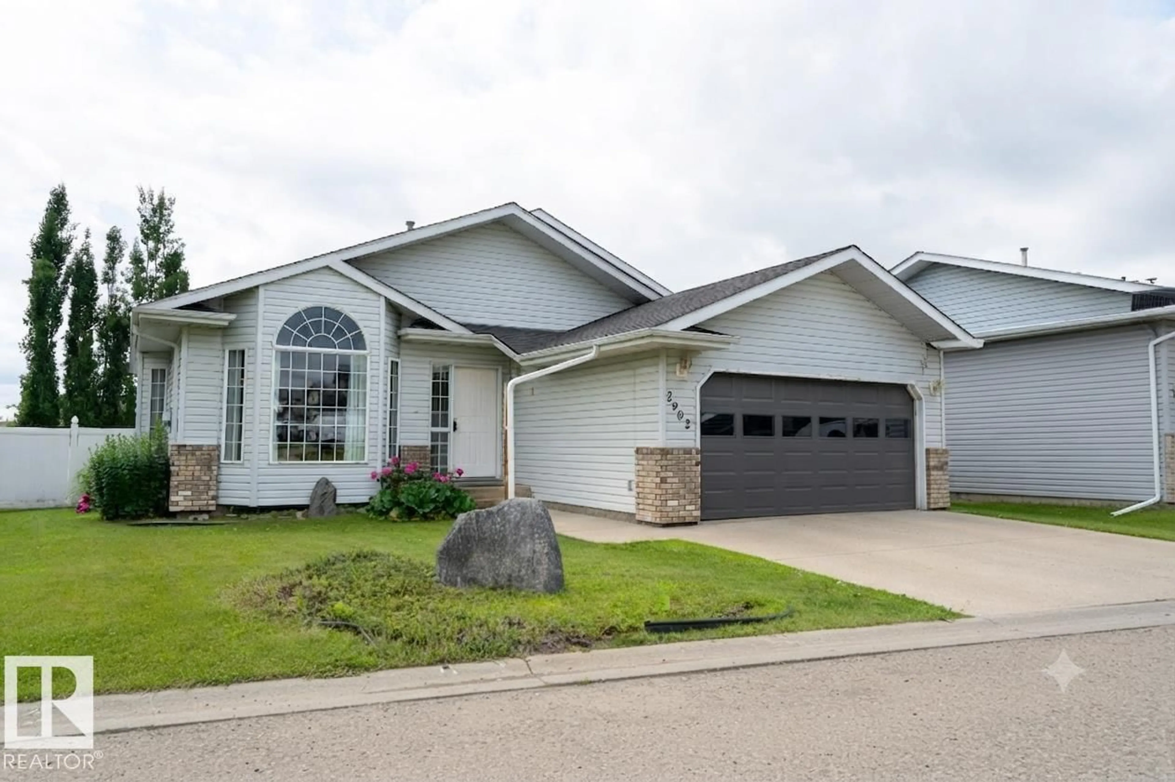 Home with vinyl exterior material, street for 2902 CORNWALL DR, Athabasca Town Alberta T9S1N7