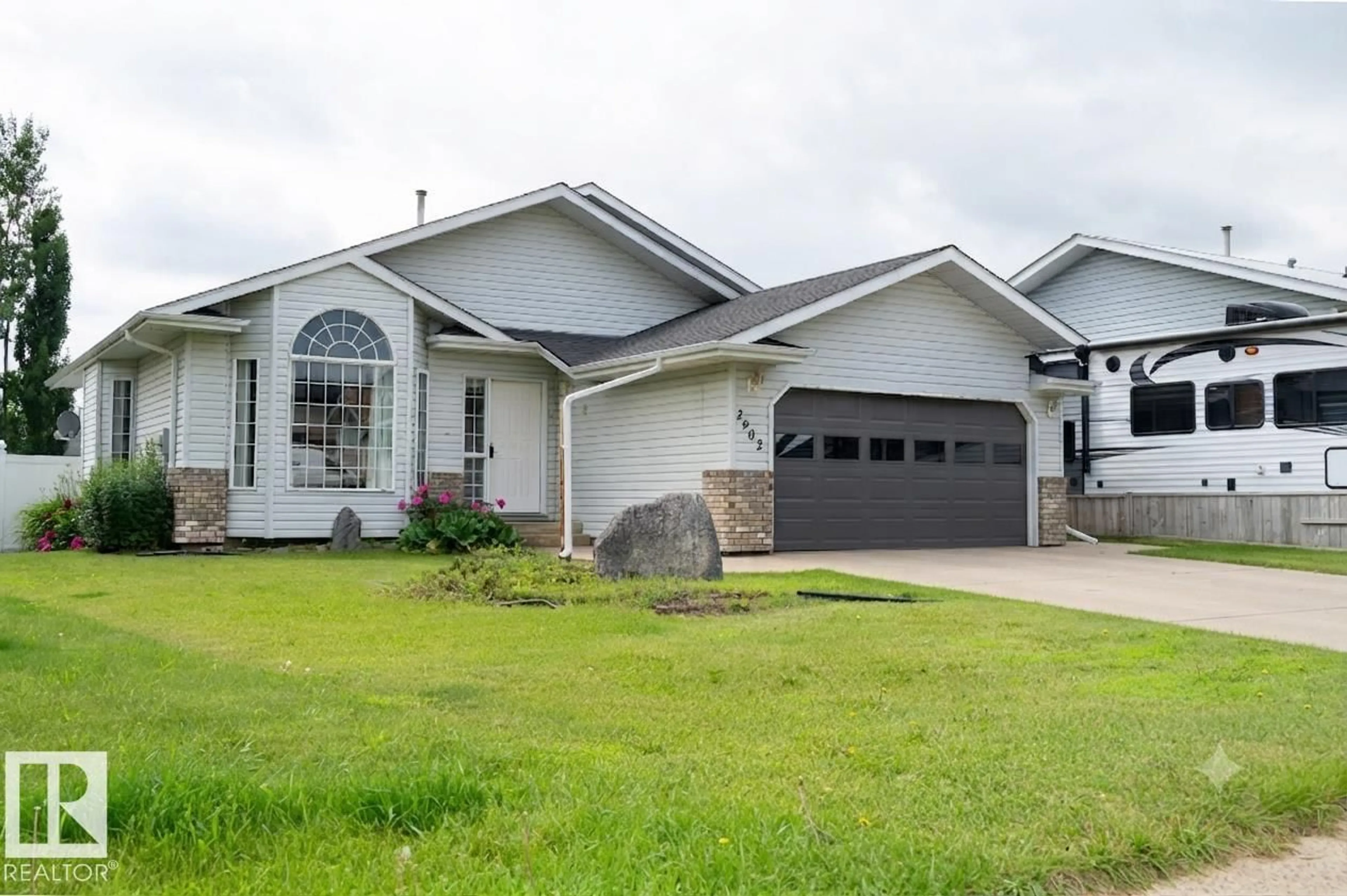 Home with vinyl exterior material, street for 2902 CORNWALL DR, Athabasca Town Alberta T9S1N7
