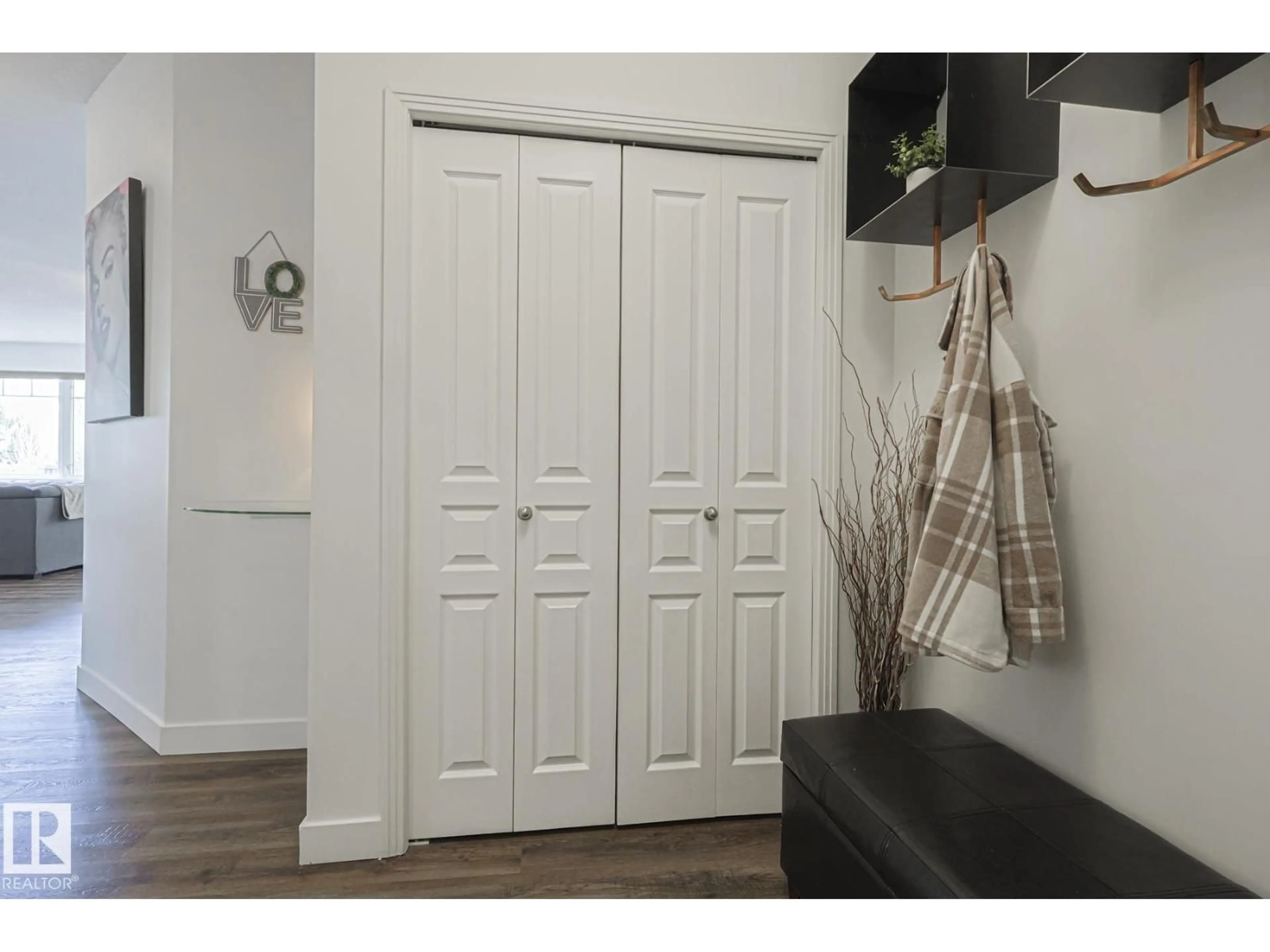 Indoor entryway for #111 - 2035 GRANTHAM CO, Edmonton Alberta T5T3X4
