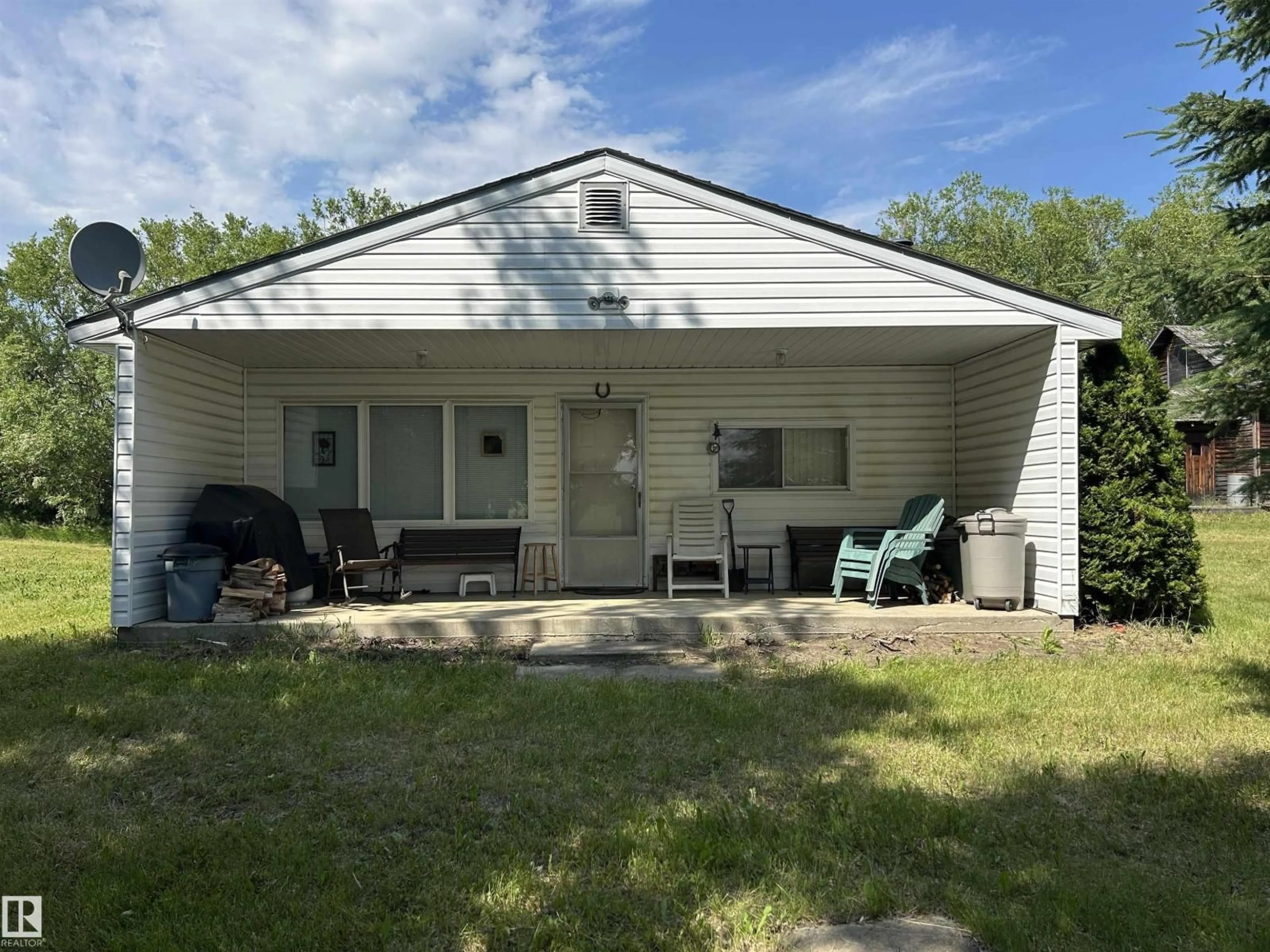 Home with vinyl exterior material, unknown for 58024 RR 210, Rural Thorhild County Alberta T0A0Z0
