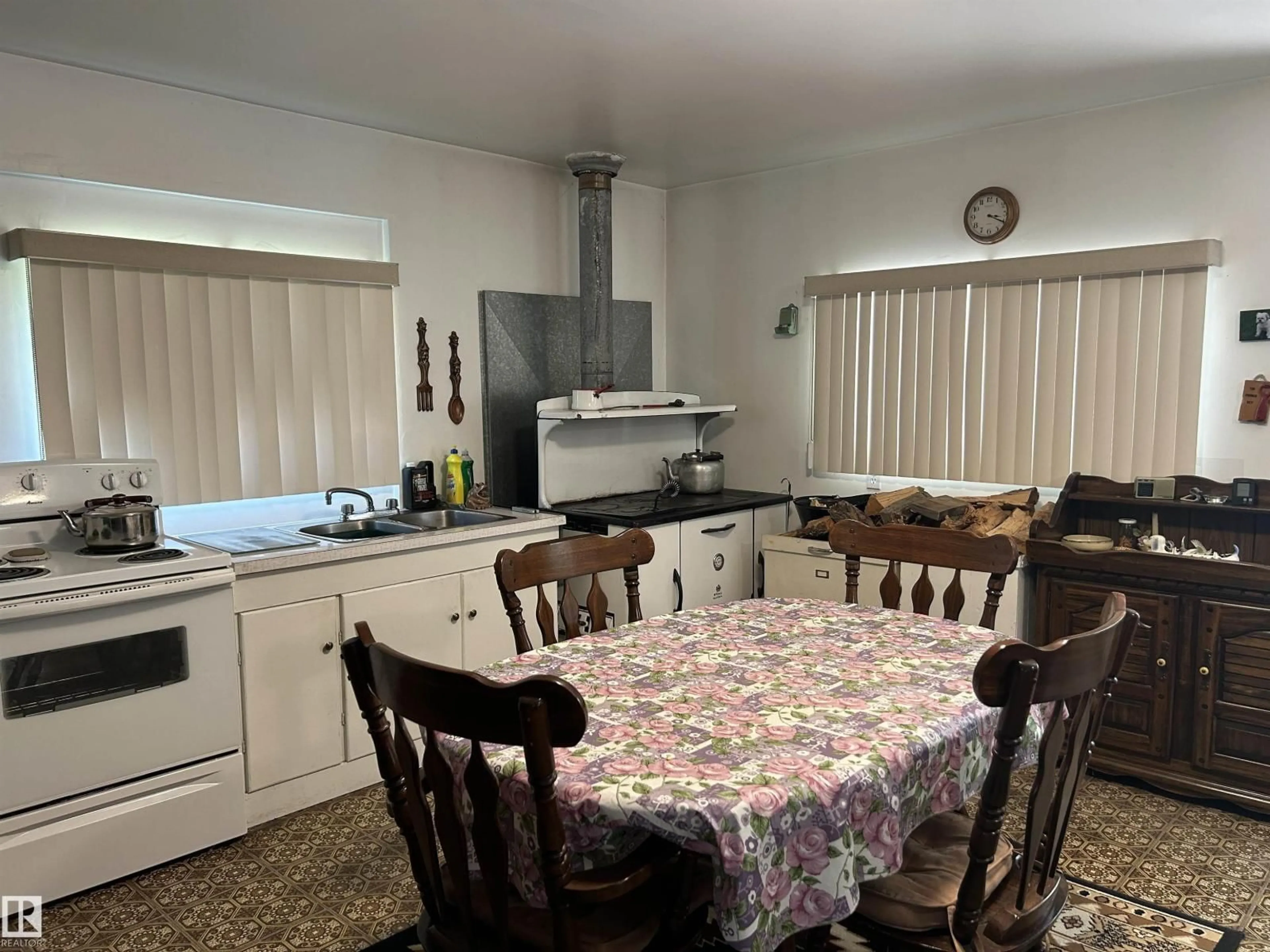 Standard kitchen, unknown for 58024 RR 210, Rural Thorhild County Alberta T0A0Z0