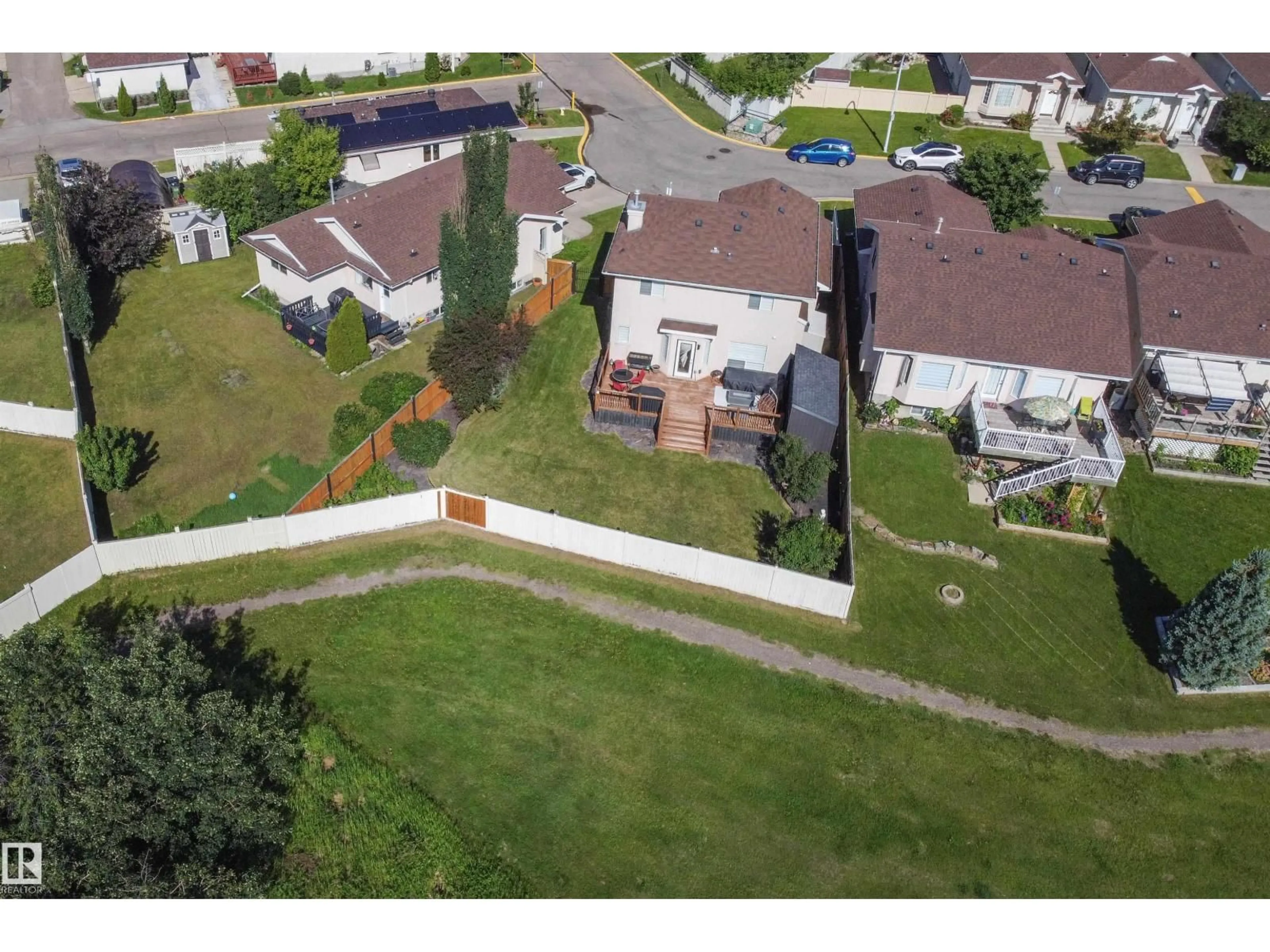 A pic from outside/outdoor area/front of a property/back of a property/a pic from drone, street for 251 RIVER PT, Edmonton Alberta T5A4Z2