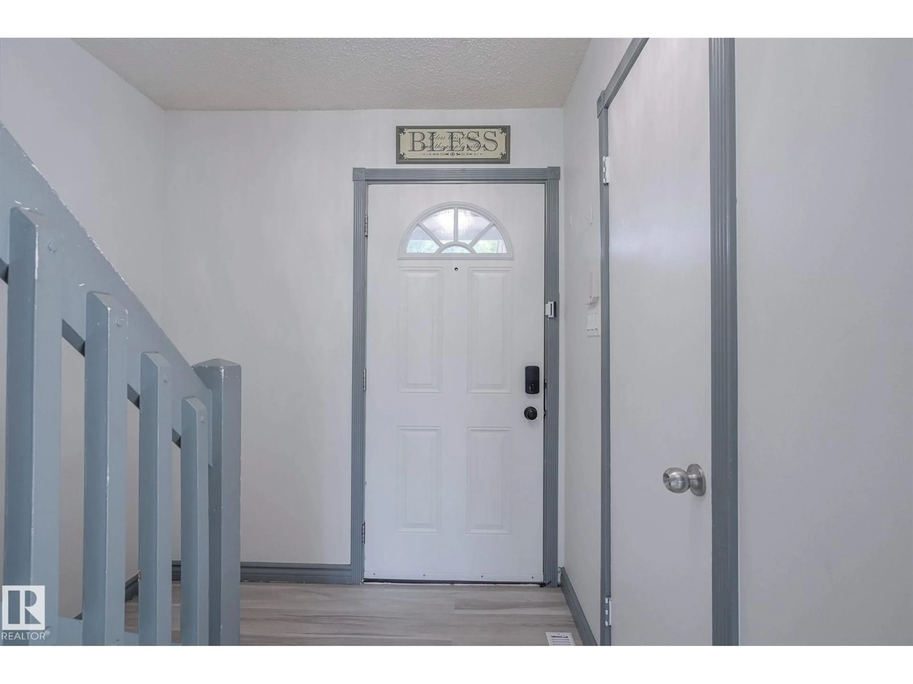 Indoor entryway for 894 MILLBOURNE RD, Edmonton Alberta T6K2K2