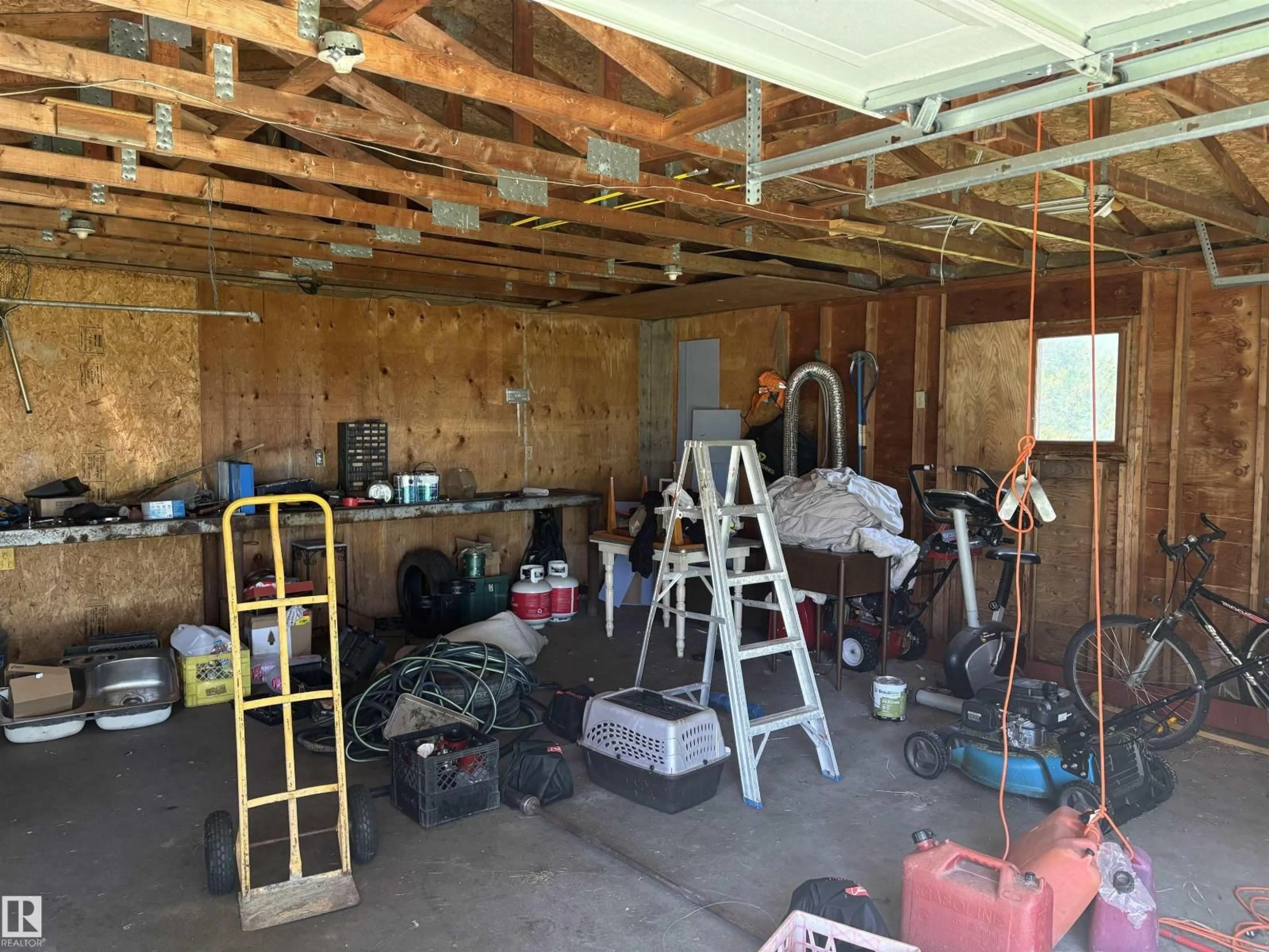 Indoor garage for 10120 HGHWAY 28, Rural St. Paul County Alberta T0A2K0