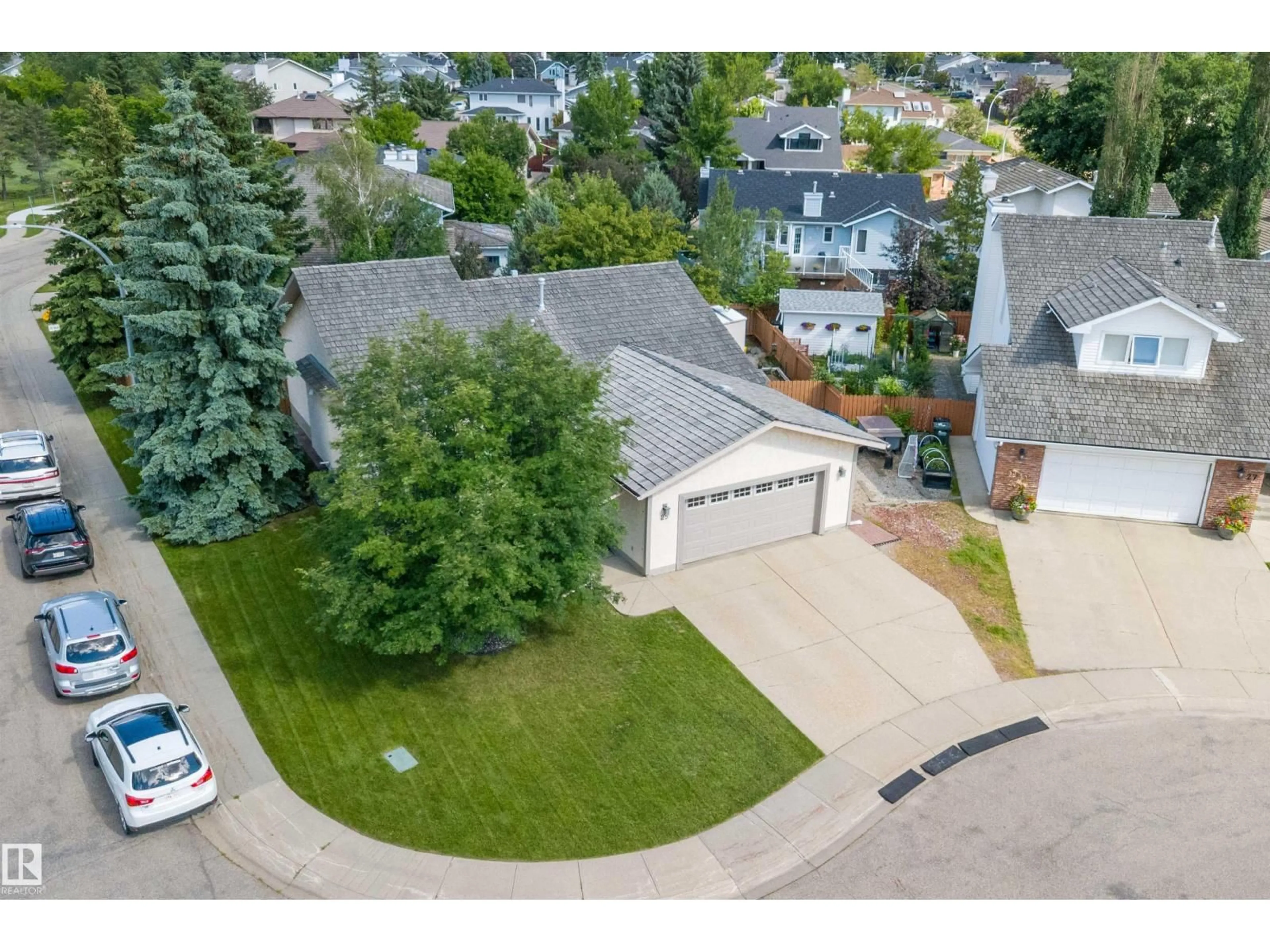A pic from outside/outdoor area/front of a property/back of a property/a pic from drone, street for 25 NOTTINGHAM CR, Sherwood Park Alberta T8A5H6