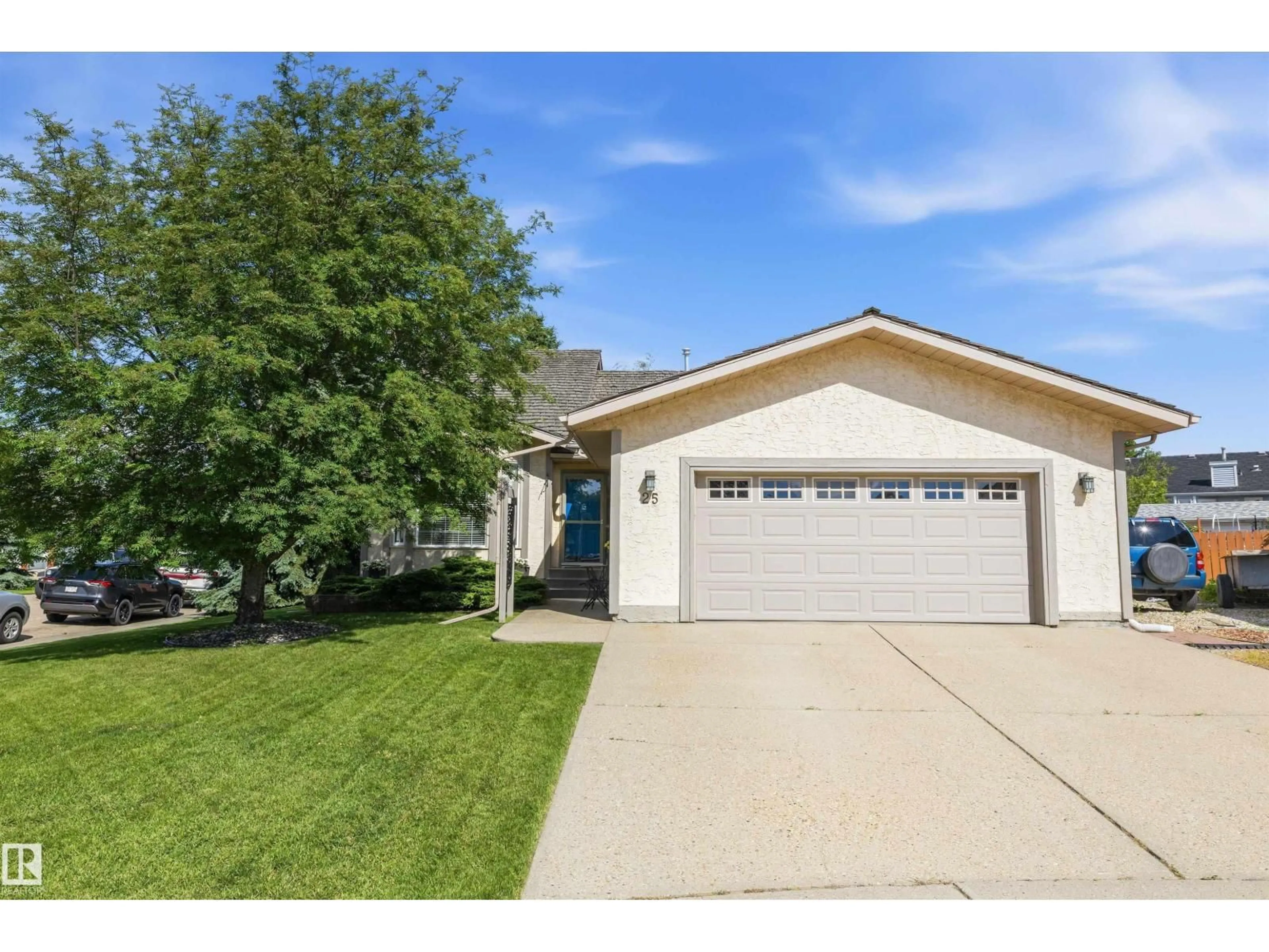 Home with vinyl exterior material, street for 25 NOTTINGHAM CR, Sherwood Park Alberta T8A5H6