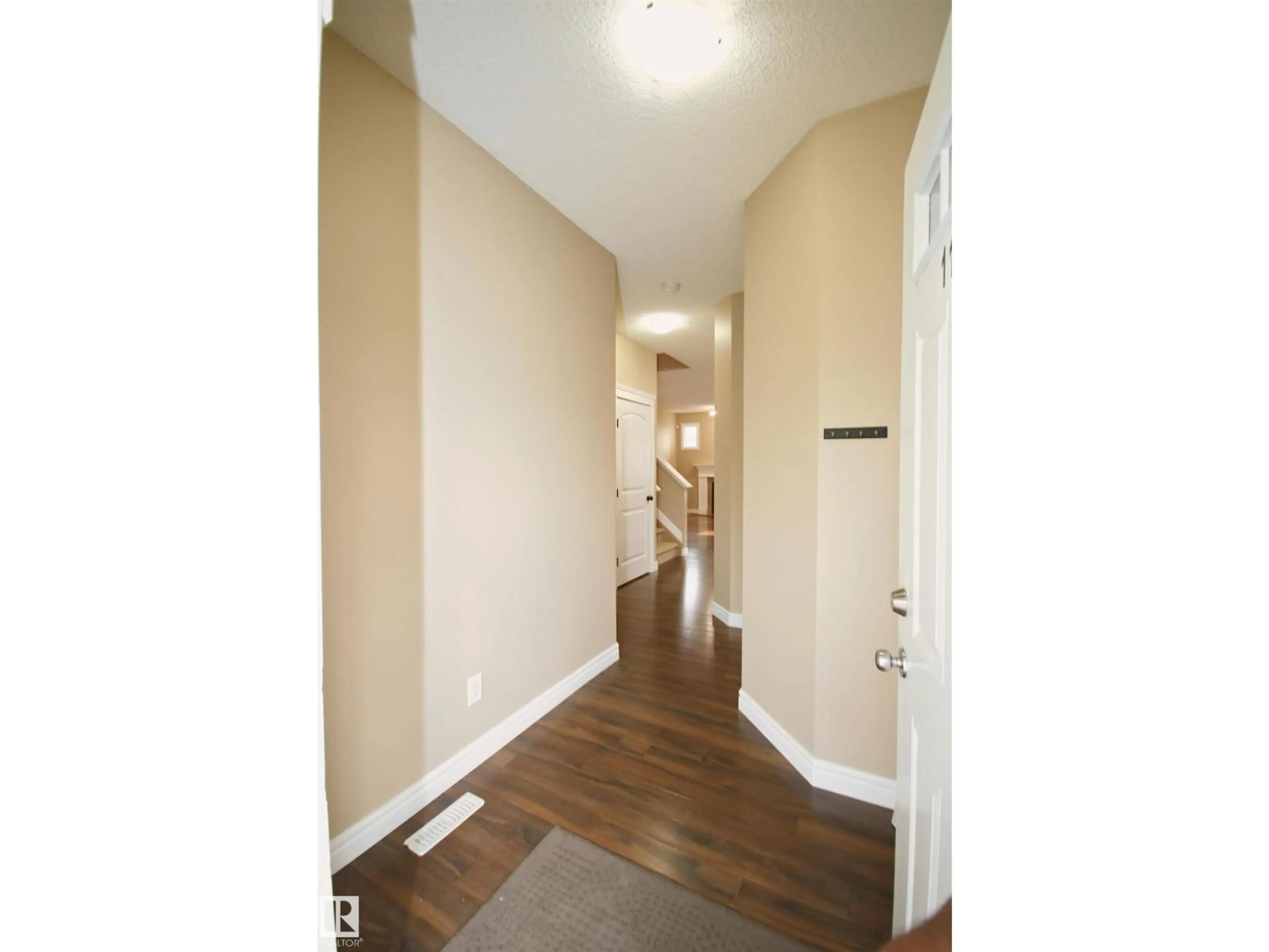 Indoor entryway for 11513 17 AV, Edmonton Alberta T6W1Y4