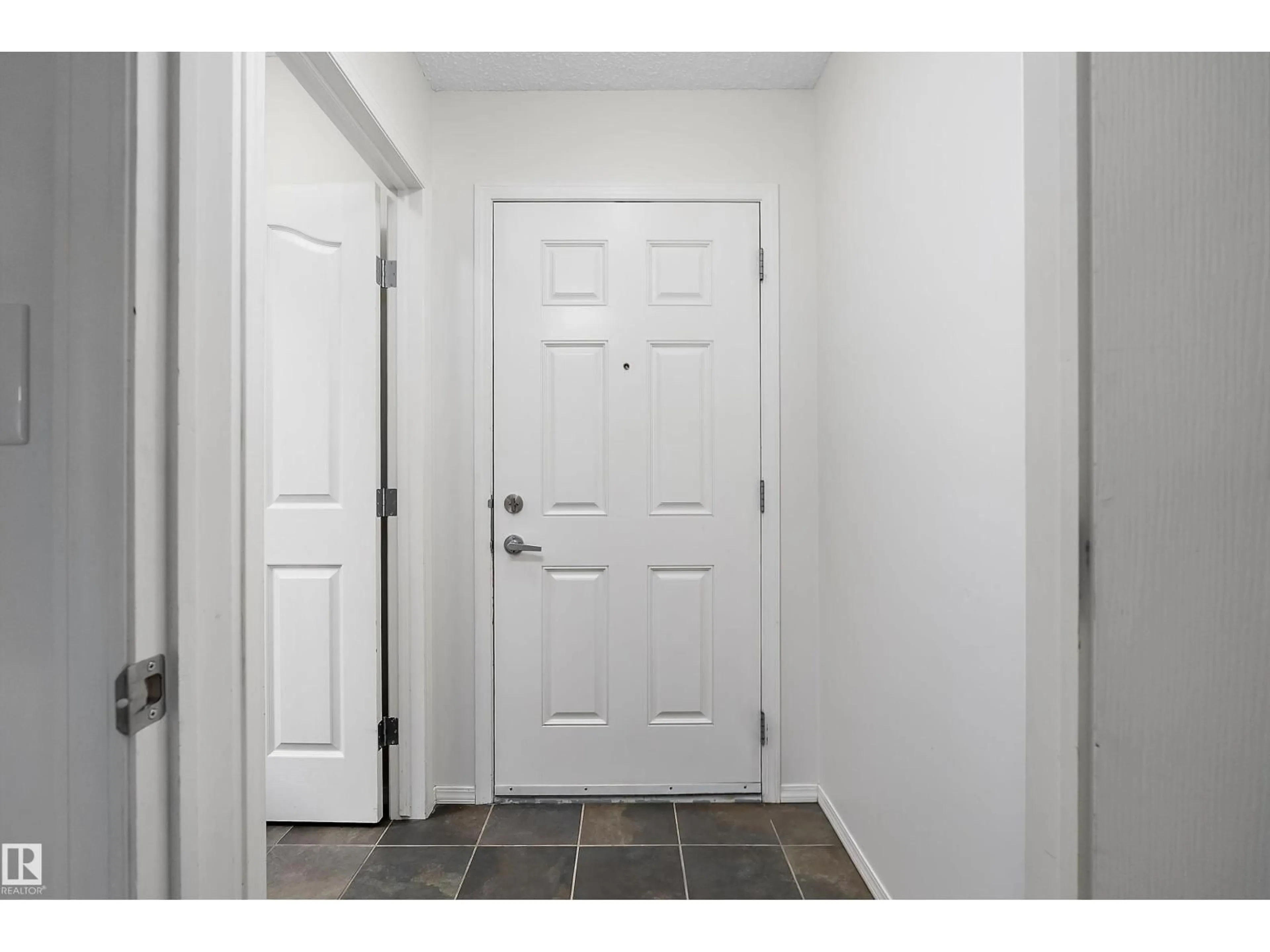Indoor entryway for 5 - 100 HERON POINT CL, Rural Wetaskiwin County Alberta T0C2V0
