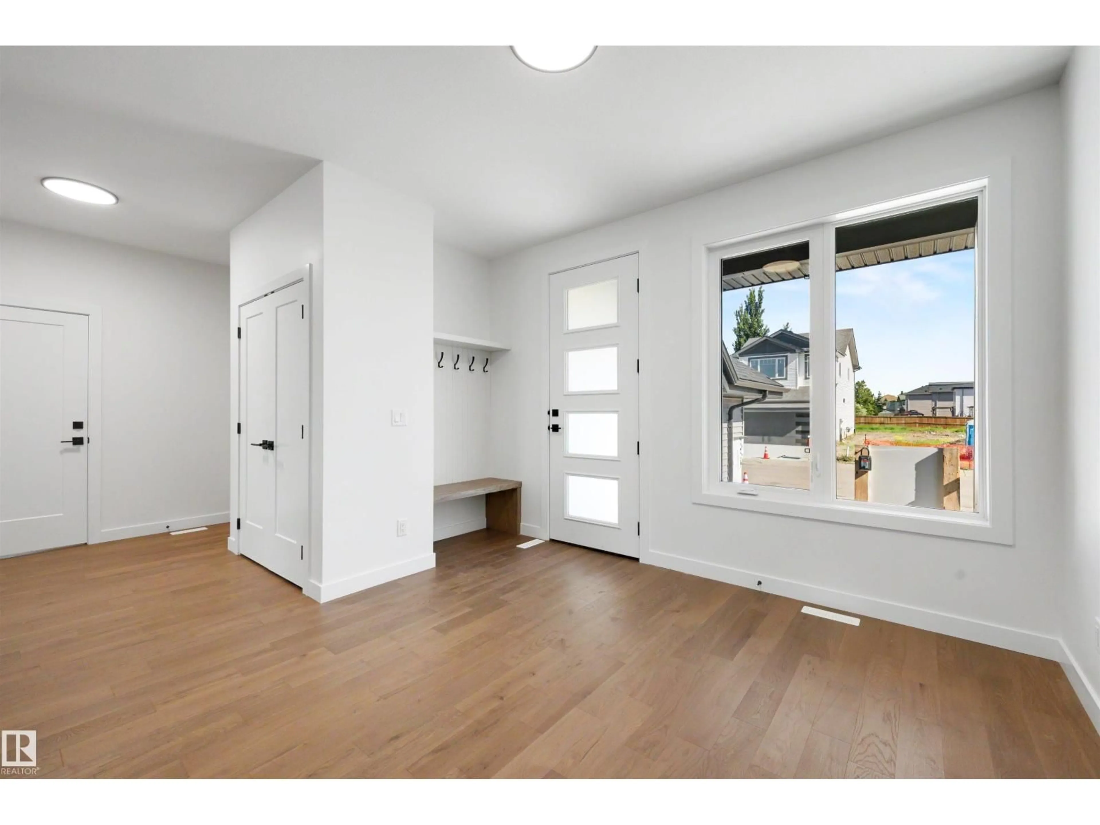Indoor entryway for 39 ELSINORE PL, Edmonton Alberta T5X0M6