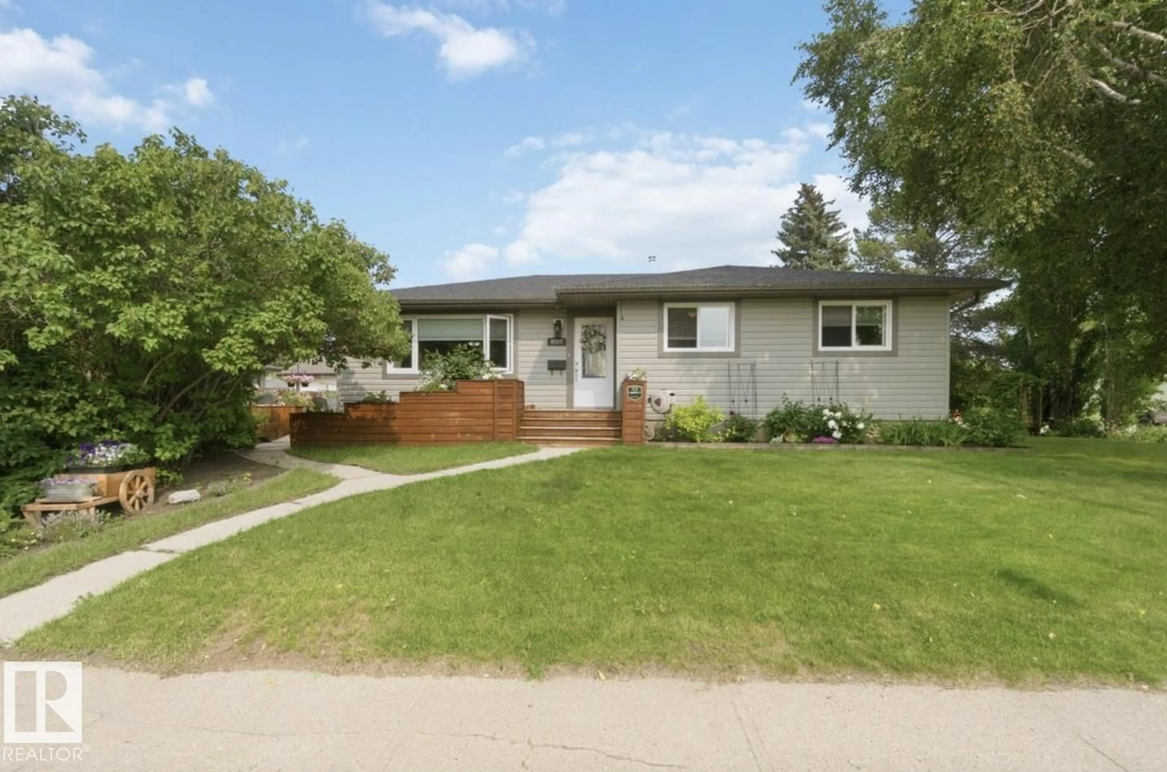 Home with vinyl exterior material, street for 4007 45 STREET, Stony Plain Alberta T7Z1J6