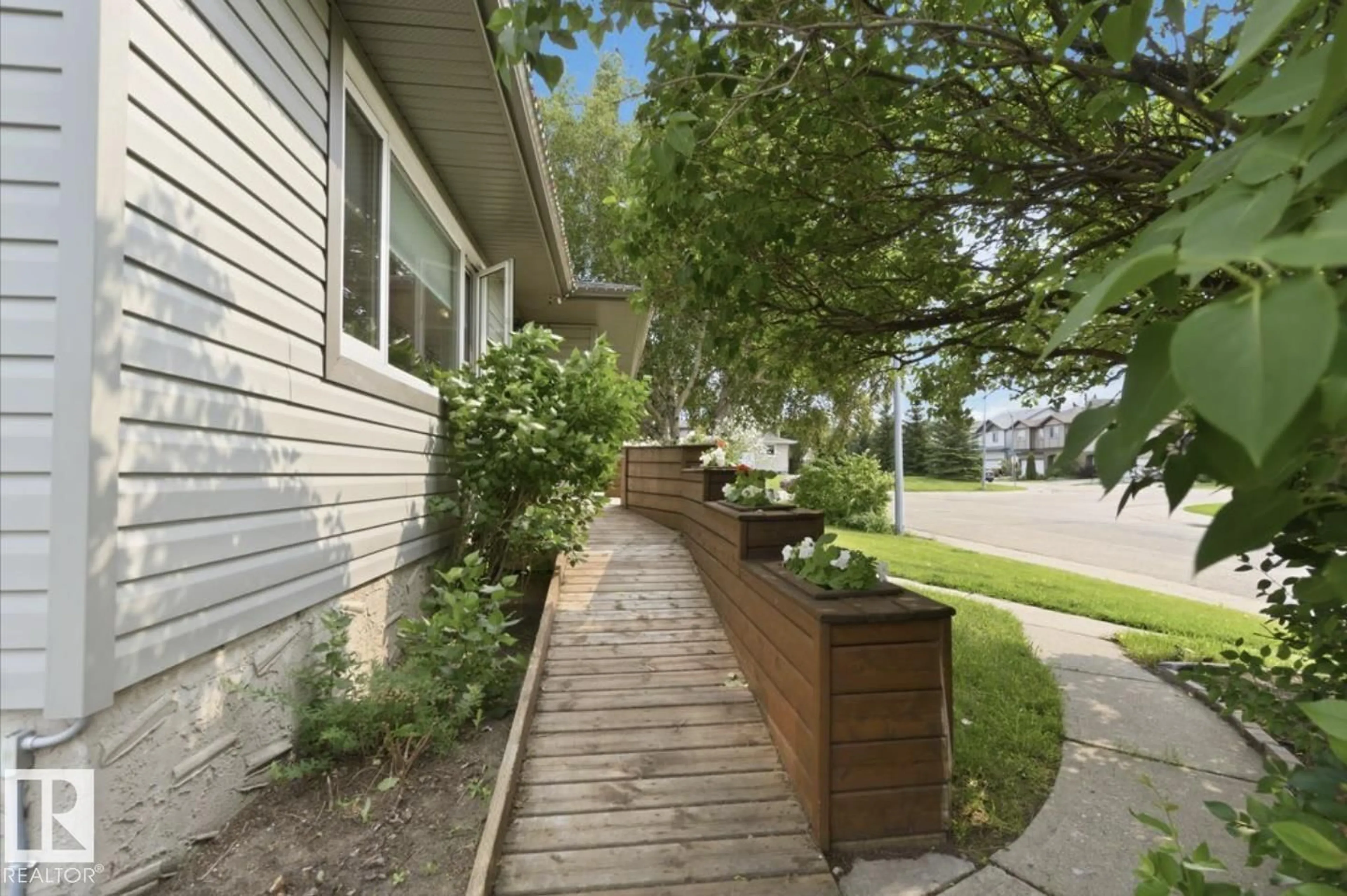 Patio, street for 4007 45 STREET, Stony Plain Alberta T7Z1J6