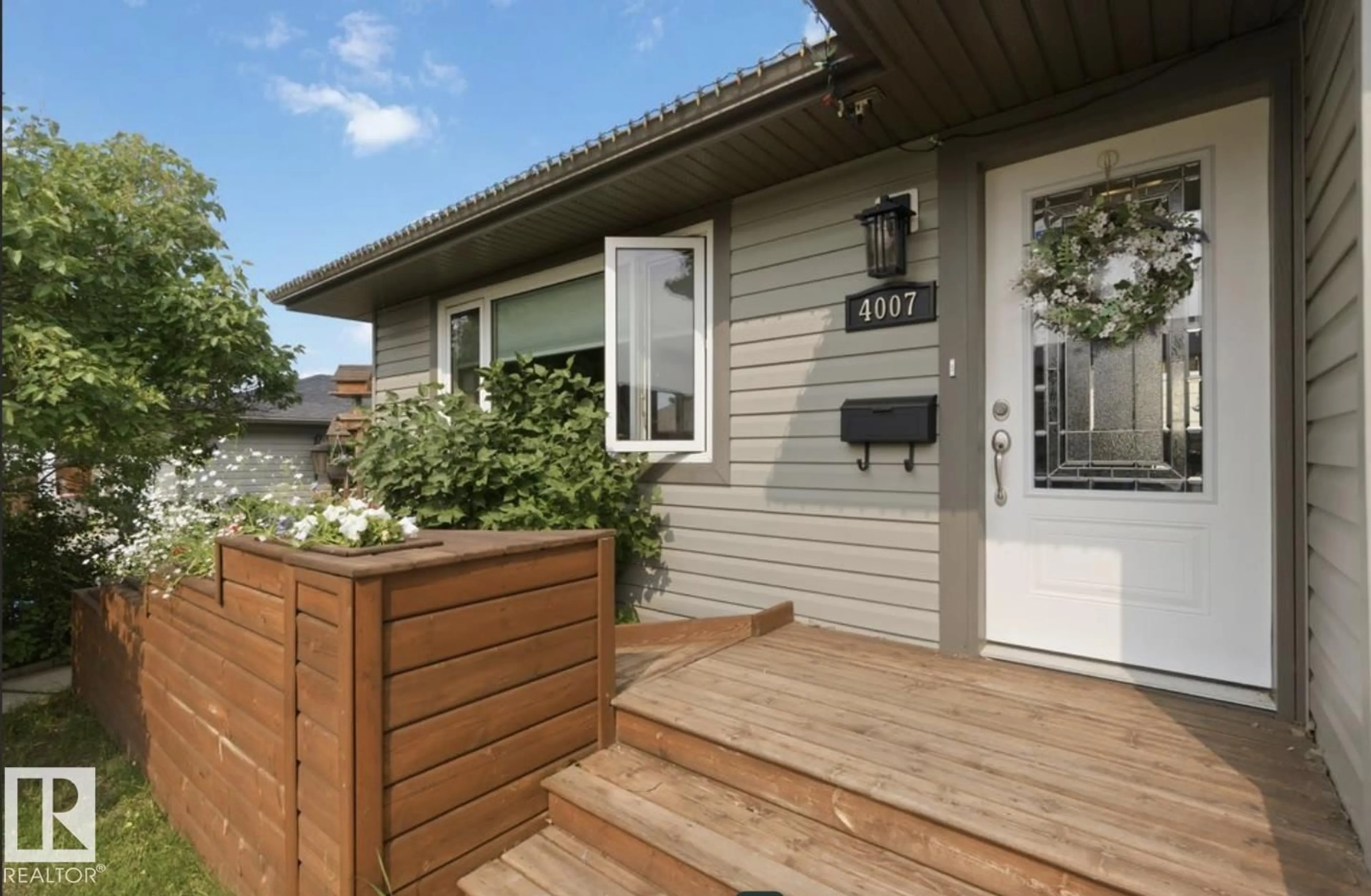 Patio, street for 4007 45 STREET, Stony Plain Alberta T7Z1J6