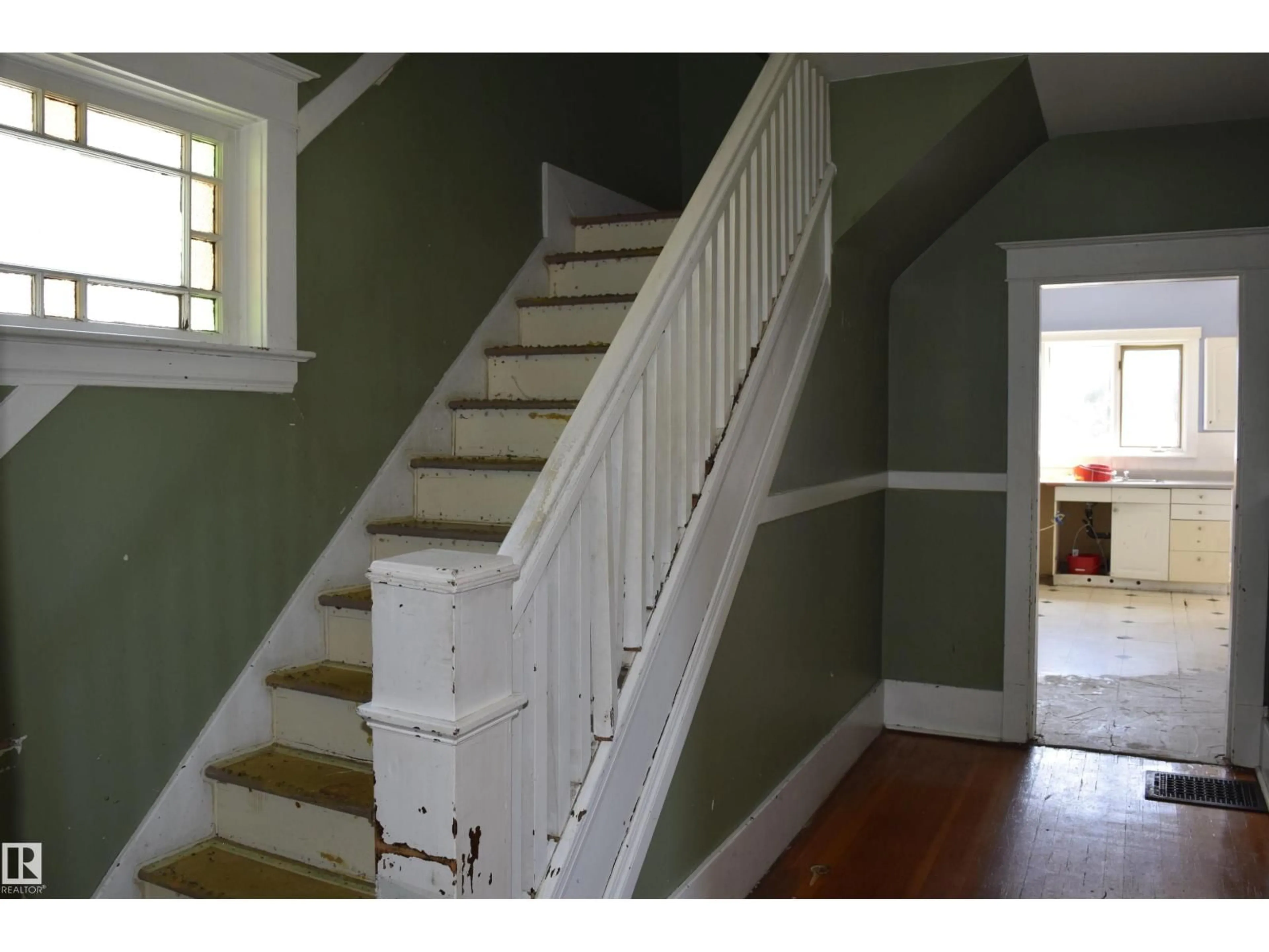 Stairs for 9551 106A AV, Edmonton Alberta T5H0S9