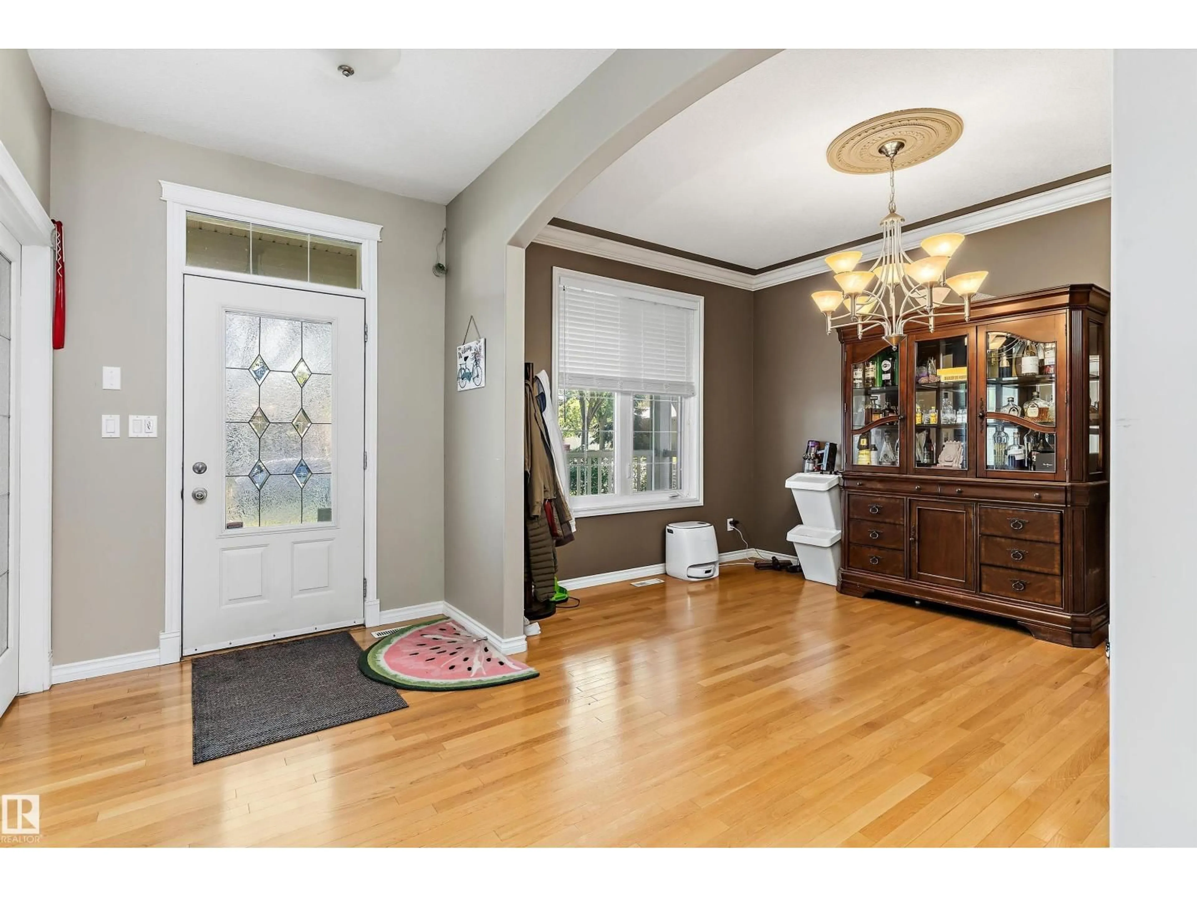Indoor entryway for 10506 82 ST, Edmonton Alberta T6A3M8