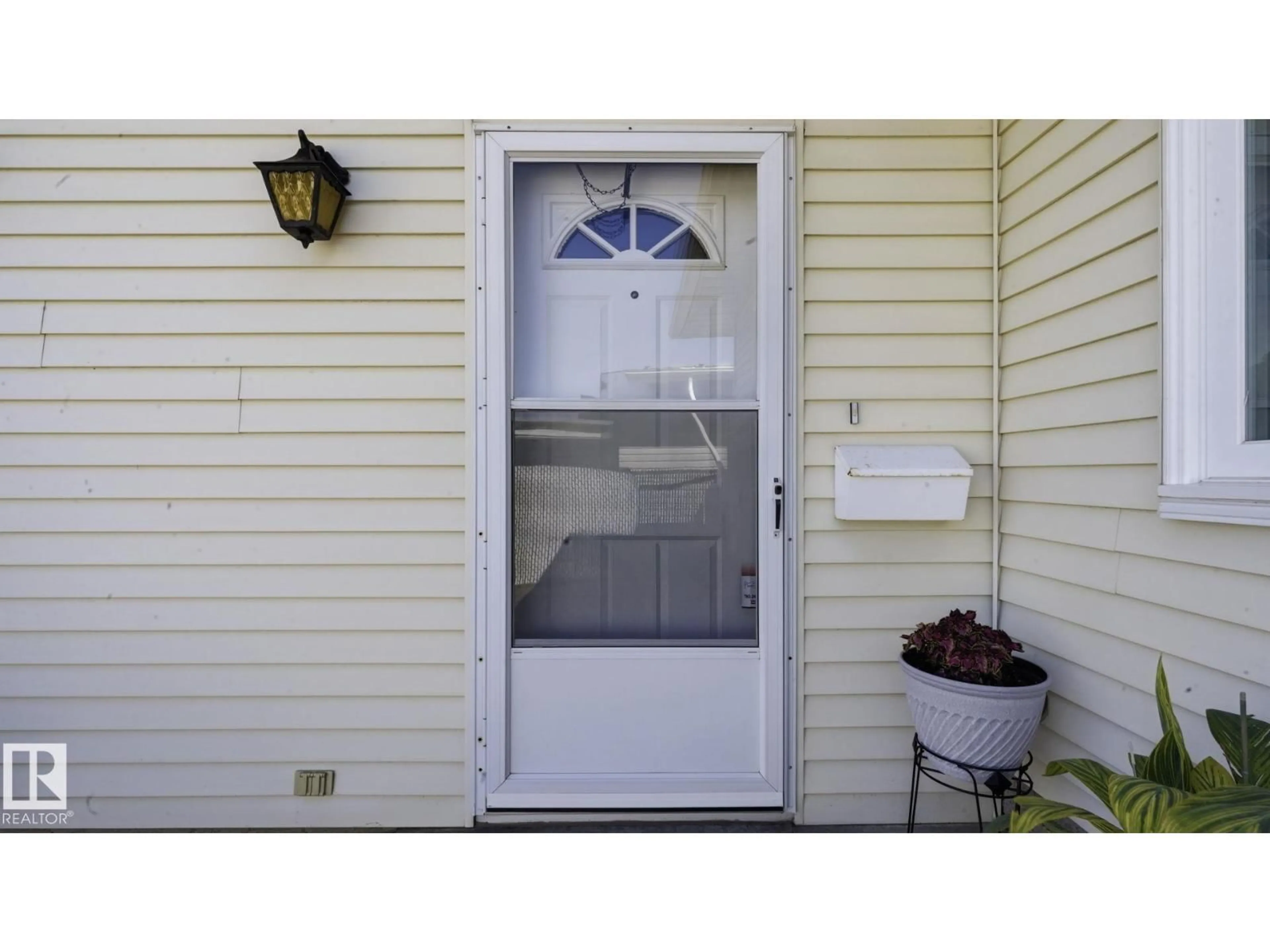 Indoor entryway for 18315 86 AV, Edmonton Alberta T5T1J2