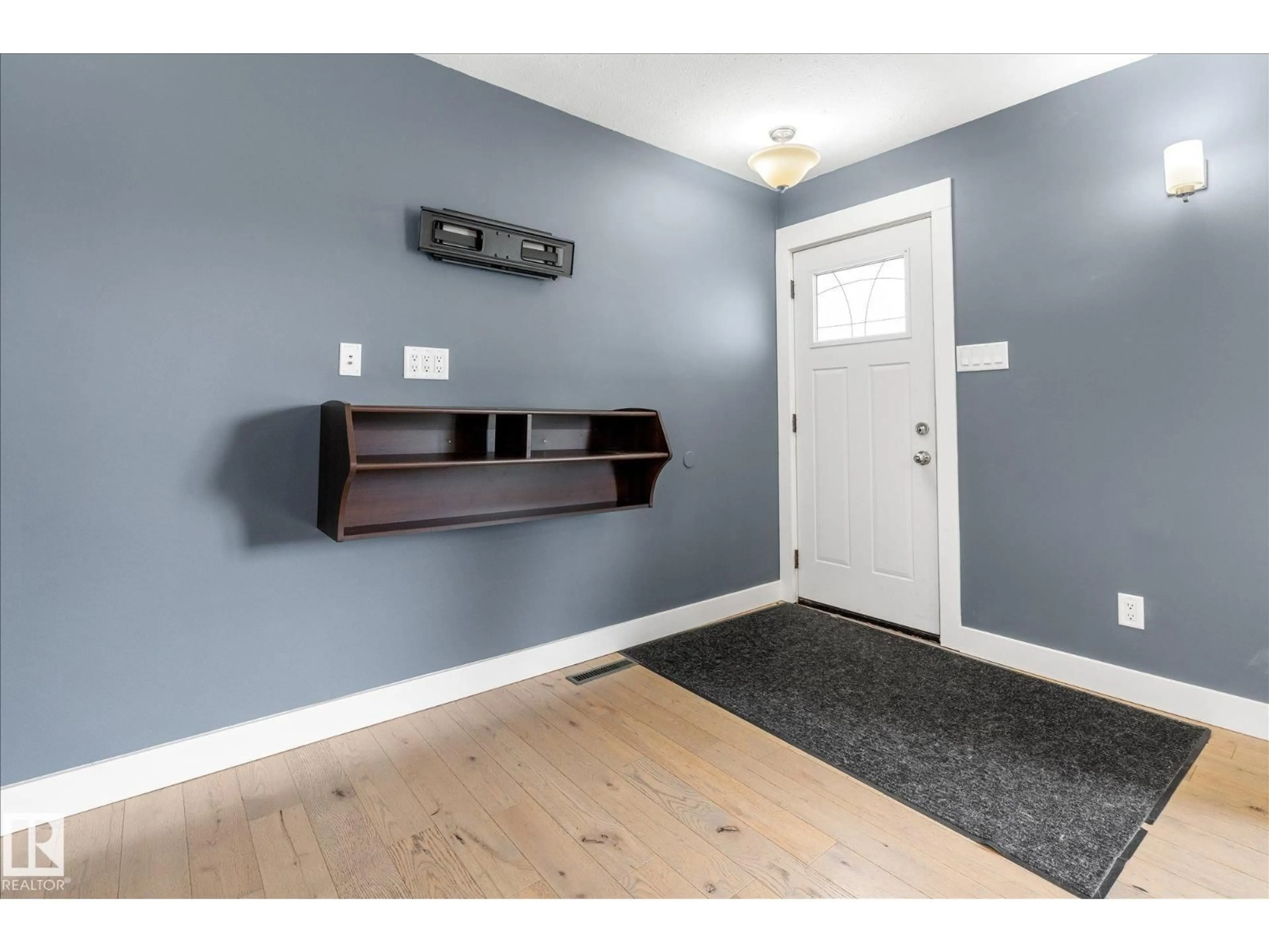 Indoor entryway for 19045 164 STREET, Edmonton Alberta T5P3S2