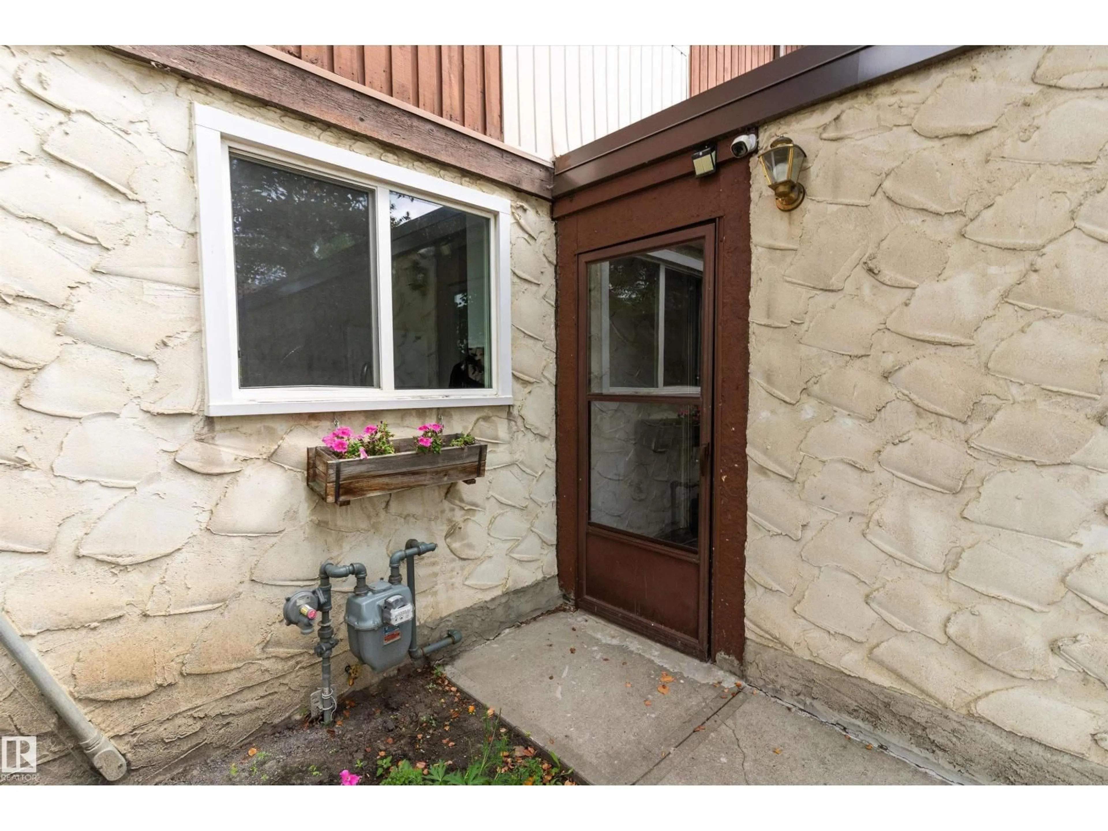 Indoor entryway for 17406 76 AV, Edmonton Alberta T5T0H8