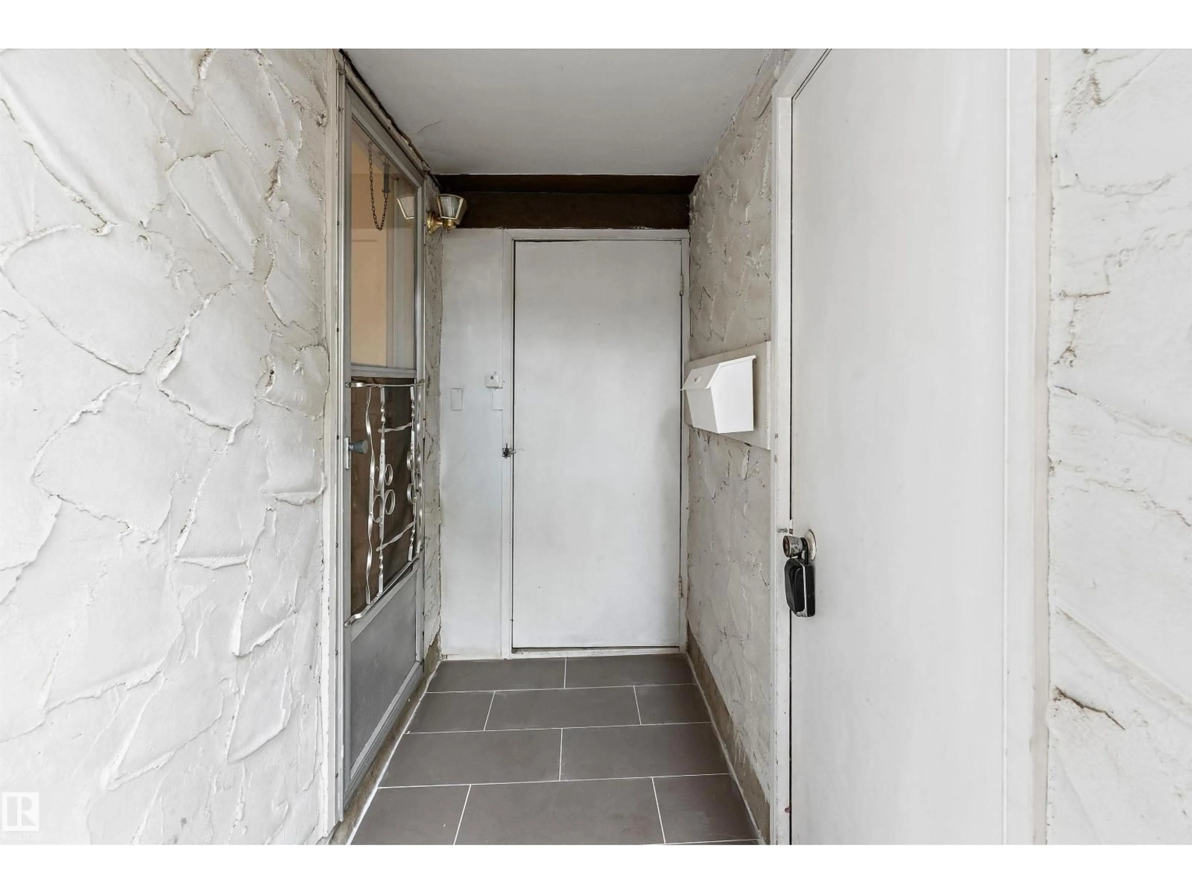 Indoor entryway for 17406 76 AV, Edmonton Alberta T5T0H8
